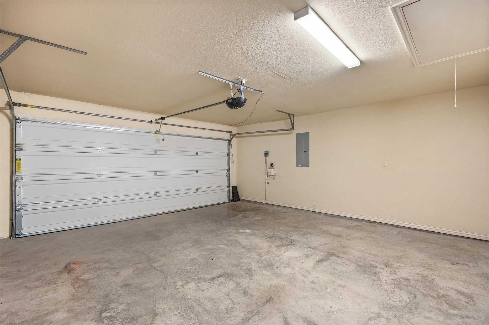 Single Family Residence For Sale in Hood County , 122 Donna Circle, Granbury, Texas 76049, 4 Bedroom, 2 Bathroom, 2 Garage spaces, 1,912 Sqft, built in 2013, mls#21374902, Real Estate Agent in Granbury, Homes For Sale in Hood county, Homes For Sale in Granbury, Realtor in Granbury Texas, Real Estate Brokerage Independent Realty Texas, Luminita Cordes Realtor