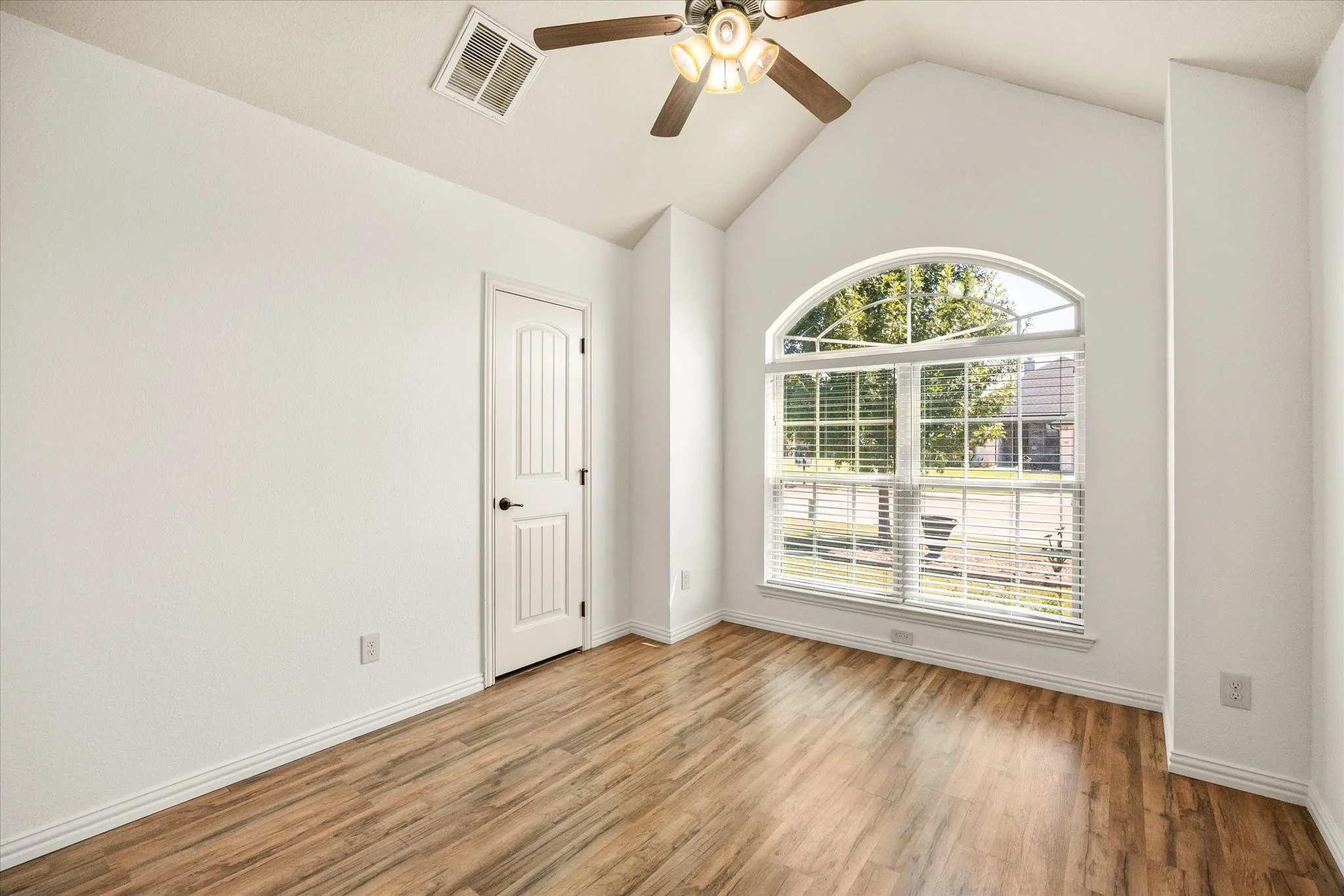 Single Family Residence For Sale in Hood County , 122 Donna Circle, Granbury, Texas 76049, 4 Bedroom, 2 Bathroom, 2 Garage spaces, 1,912 Sqft, built in 2013, mls#21374902, Real Estate Agent in Granbury, Homes For Sale in Hood county, Homes For Sale in Granbury, Realtor in Granbury Texas, Real Estate Brokerage Independent Realty Texas, Luminita Cordes Realtor