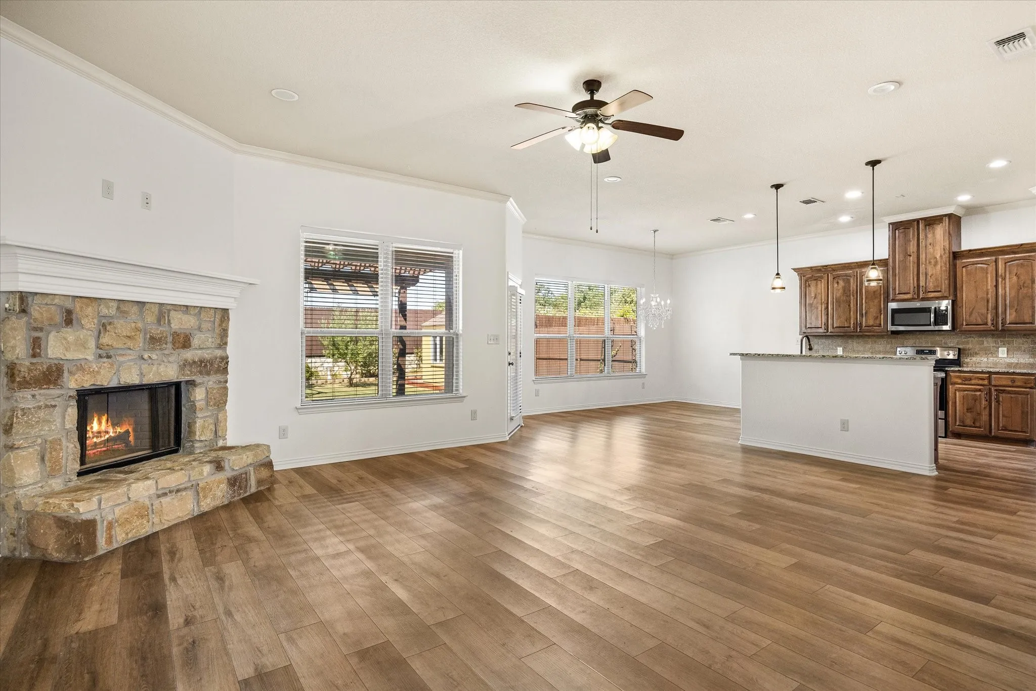 Single Family Residence For Sale in Hood County , 122 Donna Circle, Granbury, Texas 76049, 4 Bedroom, 2 Bathroom, 2 Garage spaces, 1,912 Sqft, built in 2013, mls#21374902, Real Estate Agent in Granbury, Homes For Sale in Hood county, Homes For Sale in Granbury, Realtor in Granbury Texas, Real Estate Brokerage Independent Realty Texas, Luminita Cordes Realtor