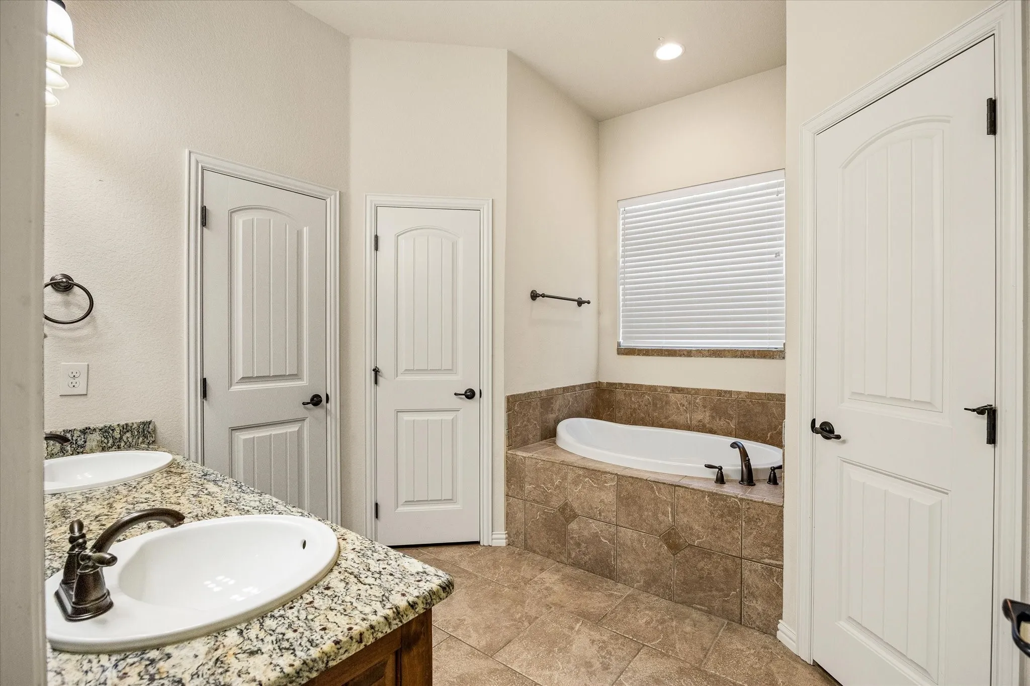 Single Family Residence For Sale in Hood County , 122 Donna Circle, Granbury, Texas 76049, 4 Bedroom, 2 Bathroom, 2 Garage spaces, 1,912 Sqft, built in 2013, mls#21374902, Real Estate Agent in Granbury, Homes For Sale in Hood county, Homes For Sale in Granbury, Realtor in Granbury Texas, Real Estate Brokerage Independent Realty Texas, Luminita Cordes Realtor
