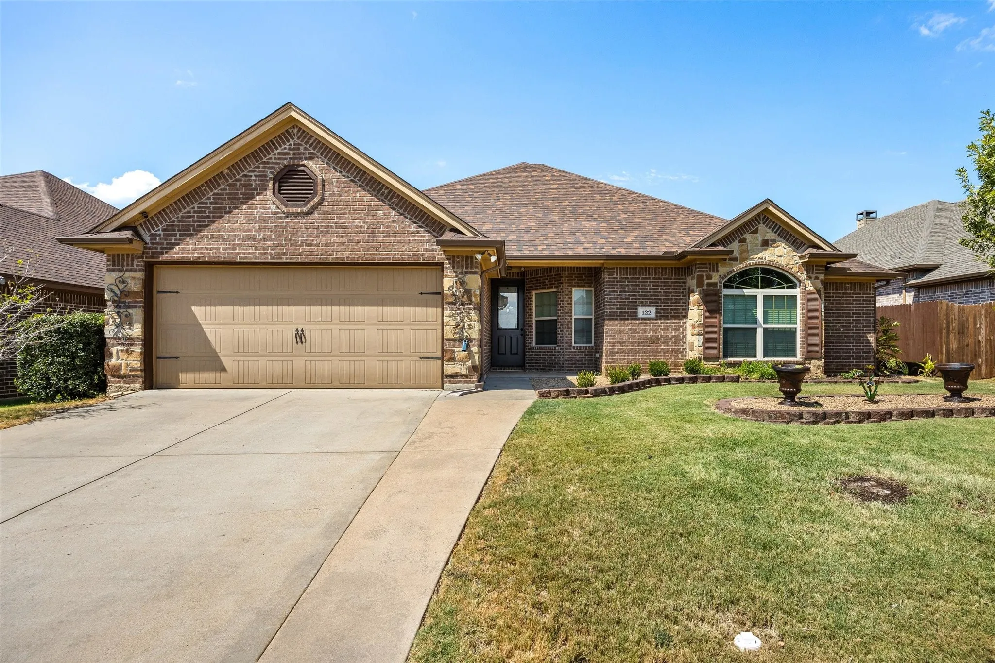Single Family Residence For Sale in Hood County , 122 Donna Circle, Granbury, Texas 76049, 4 Bedroom, 2 Bathroom, 2 Garage spaces, 1,912 Sqft, built in 2013, mls#21374902, Real Estate Agent in Granbury, Homes For Sale in Hood county, Homes For Sale in Granbury, Realtor in Granbury Texas, Real Estate Brokerage Independent Realty Texas, Luminita Cordes Realtor