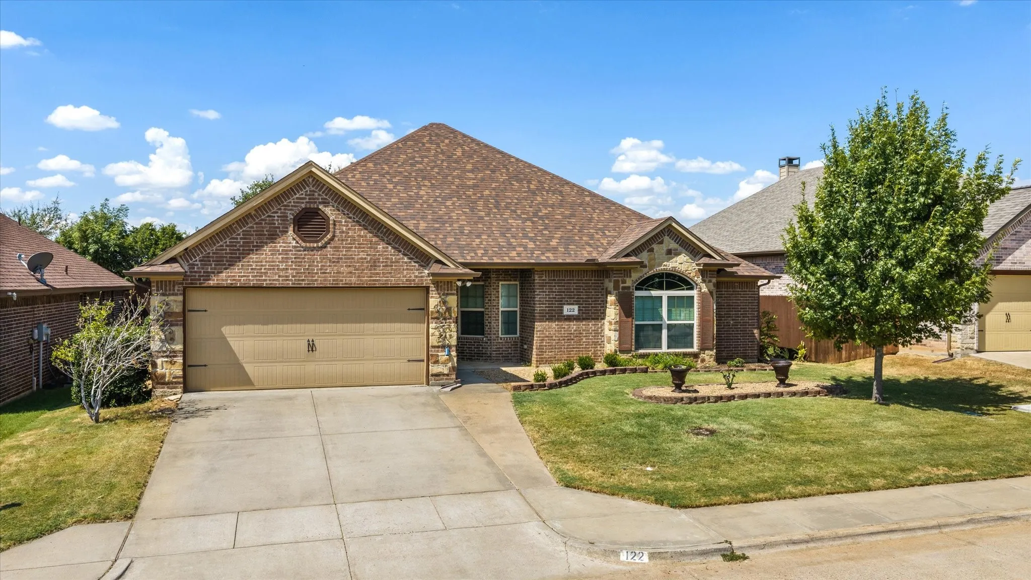 Single Family Residence For Sale in Hood County , 122 Donna Circle, Granbury, Texas 76049, 4 Bedroom, 2 Bathroom, 2 Garage spaces, 1,912 Sqft, built in 2013, mls#21374902, Real Estate Agent in Granbury, Homes For Sale in Hood county, Homes For Sale in Granbury, Realtor in Granbury Texas, Real Estate Brokerage Independent Realty Texas, Luminita Cordes Realtor