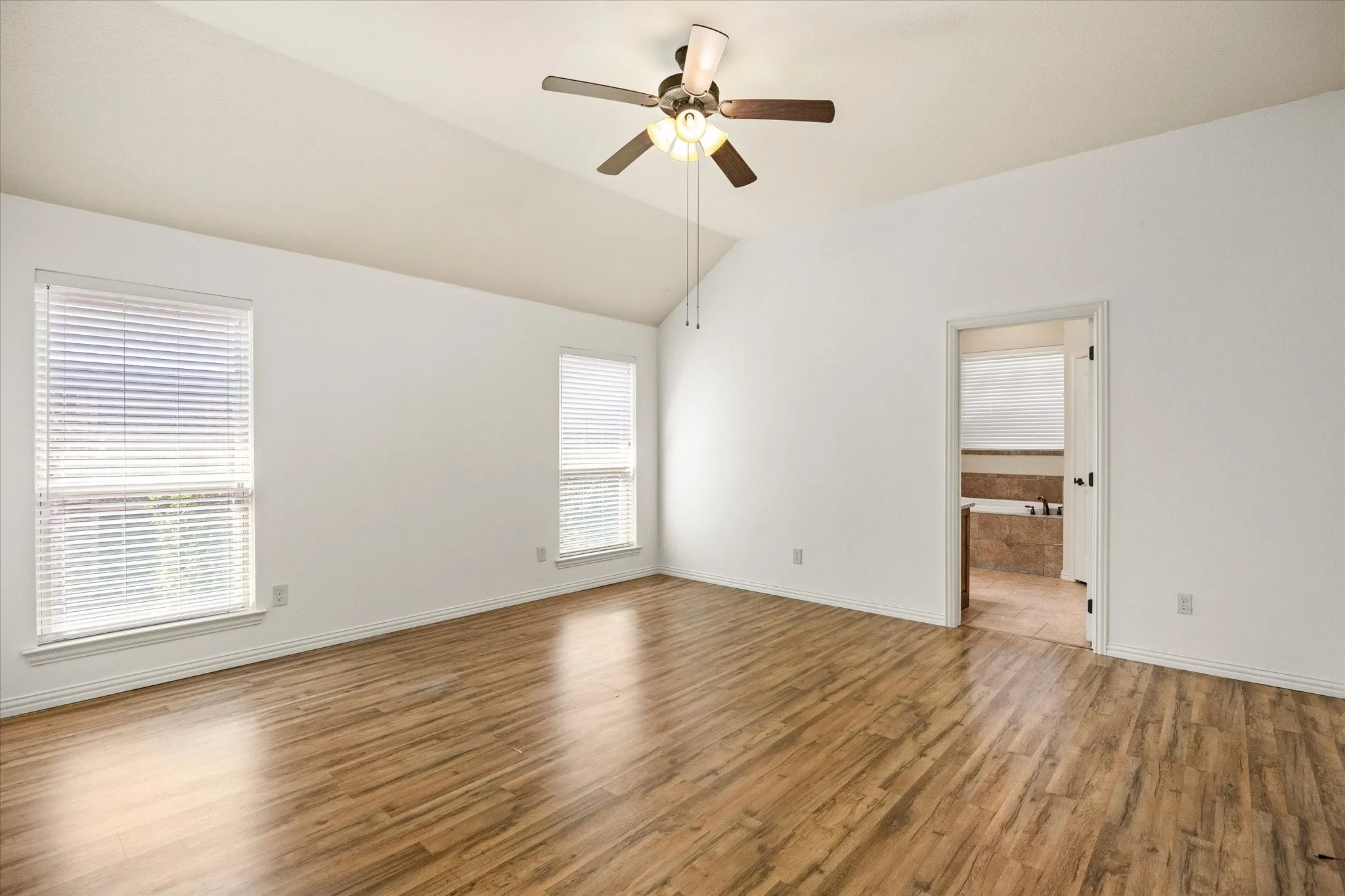 Single Family Residence For Sale in Hood County , 122 Donna Circle, Granbury, Texas 76049, 4 Bedroom, 2 Bathroom, 2 Garage spaces, 1,912 Sqft, built in 2013, mls#21374902, Real Estate Agent in Granbury, Homes For Sale in Hood county, Homes For Sale in Granbury, Realtor in Granbury Texas, Real Estate Brokerage Independent Realty Texas, Luminita Cordes Realtor
