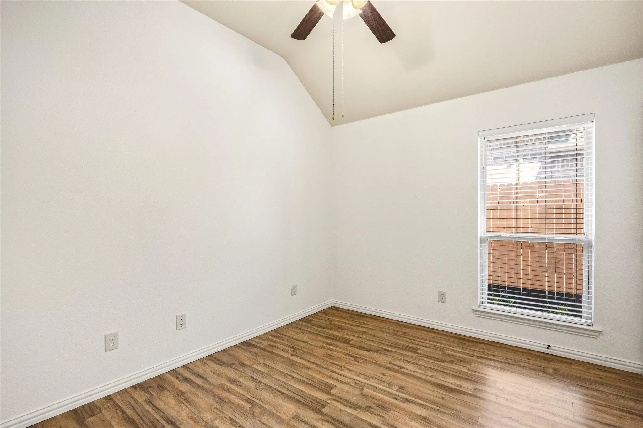 Single Family Residence For Sale in Hood County , 122 Donna Circle, Granbury, Texas 76049, 4 Bedroom, 2 Bathroom, 2 Garage spaces, 1,912 Sqft, built in 2013, mls#21374902, Real Estate Agent in Granbury, Homes For Sale in Hood county, Homes For Sale in Granbury, Realtor in Granbury Texas, Real Estate Brokerage Independent Realty Texas, Luminita Cordes Realtor