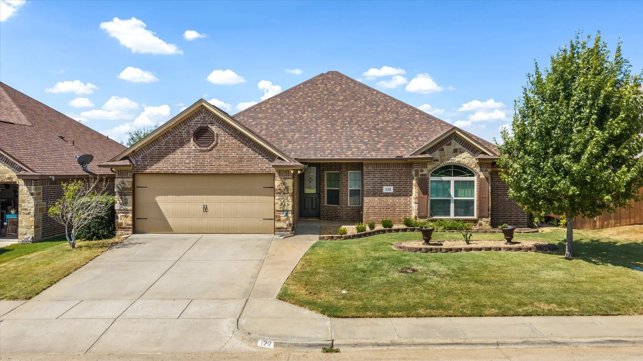 Single Family Residence For Sale in Hood County , 122 Donna Circle, Granbury, Texas 76049, 4 Bedroom, 2 Bathroom, 2 Garage spaces, 1,912 Sqft, built in 2013, mls#21374902, Real Estate Agent in Granbury, Homes For Sale in Hood county, Homes For Sale in Granbury, Realtor in Granbury Texas, Real Estate Brokerage Independent Realty Texas, Luminita Cordes Realtor