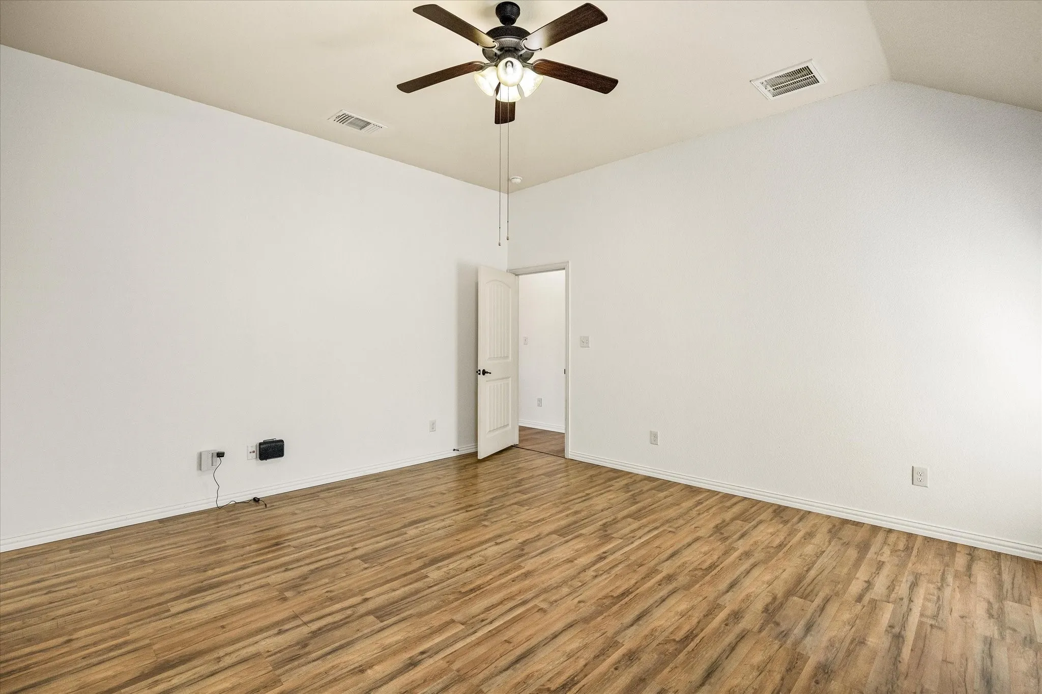 Single Family Residence For Sale in Hood County , 122 Donna Circle, Granbury, Texas 76049, 4 Bedroom, 2 Bathroom, 2 Garage spaces, 1,912 Sqft, built in 2013, mls#21374902, Real Estate Agent in Granbury, Homes For Sale in Hood county, Homes For Sale in Granbury, Realtor in Granbury Texas, Real Estate Brokerage Independent Realty Texas, Luminita Cordes Realtor