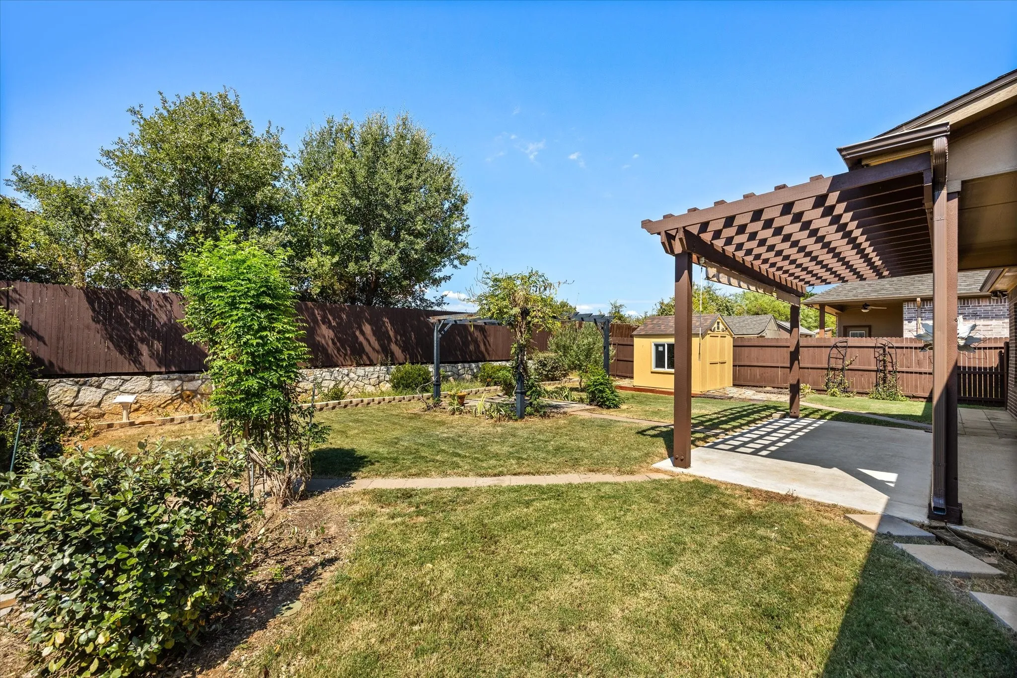 Single Family Residence For Sale in Hood County , 122 Donna Circle, Granbury, Texas 76049, 4 Bedroom, 2 Bathroom, 2 Garage spaces, 1,912 Sqft, built in 2013, mls#21374902, Real Estate Agent in Granbury, Homes For Sale in Hood county, Homes For Sale in Granbury, Realtor in Granbury Texas, Real Estate Brokerage Independent Realty Texas, Luminita Cordes Realtor