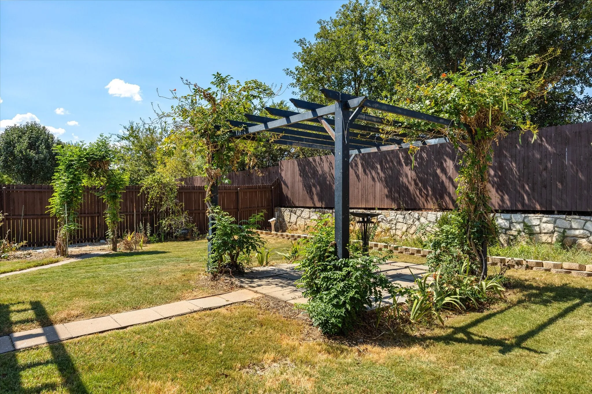 Single Family Residence For Sale in Hood County , 122 Donna Circle, Granbury, Texas 76049, 4 Bedroom, 2 Bathroom, 2 Garage spaces, 1,912 Sqft, built in 2013, mls#21374902, Real Estate Agent in Granbury, Homes For Sale in Hood county, Homes For Sale in Granbury, Realtor in Granbury Texas, Real Estate Brokerage Independent Realty Texas, Luminita Cordes Realtor