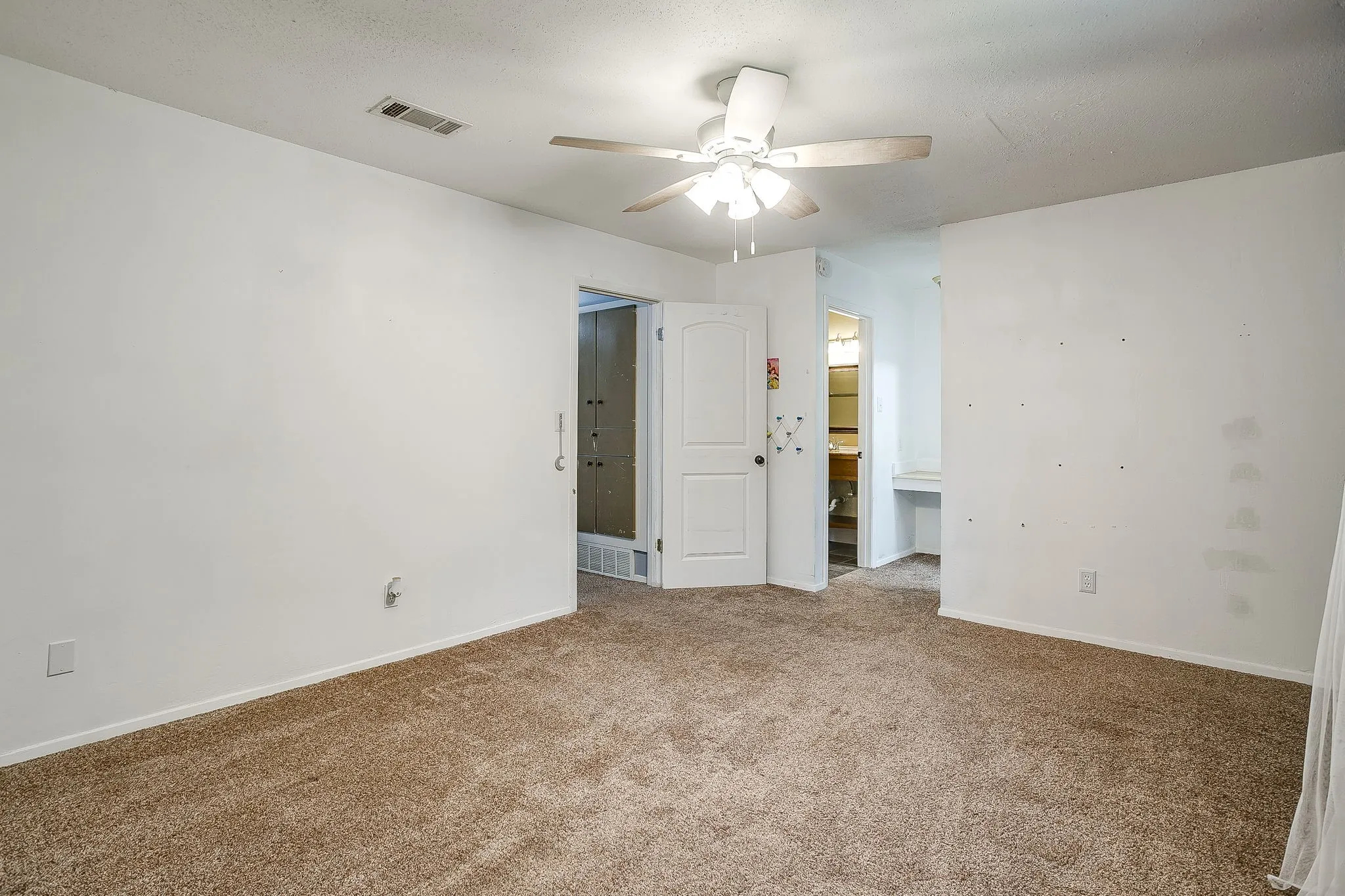 Single Family Residence For Sale in Tarrant County , 356 Westview Terrace, Arlington, Texas 76013, 2 Bedroom, 3 Bathroom, Garage spaces, 1,518 Sqft, built in 1969, mls#21366388, Real Estate Agent in Arlington, Homes For Sale in Tarrant county, Homes For Sale in Arlington, Realtor in Arlington Texas, Real Estate Brokerage Independent Realty Texas, Luminita Cordes Realtor