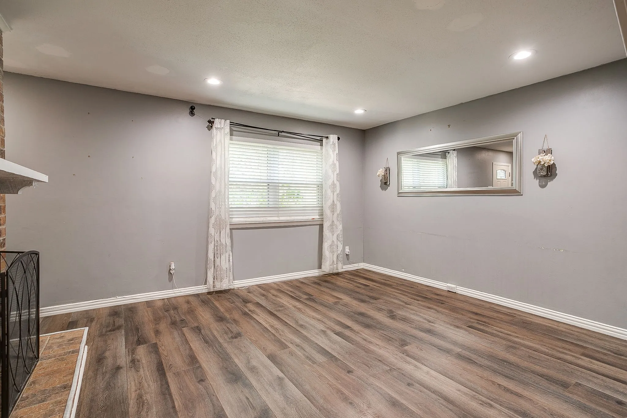 Single Family Residence For Sale in Tarrant County , 356 Westview Terrace, Arlington, Texas 76013, 2 Bedroom, 3 Bathroom, Garage spaces, 1,518 Sqft, built in 1969, mls#21366388, Real Estate Agent in Arlington, Homes For Sale in Tarrant county, Homes For Sale in Arlington, Realtor in Arlington Texas, Real Estate Brokerage Independent Realty Texas, Luminita Cordes Realtor