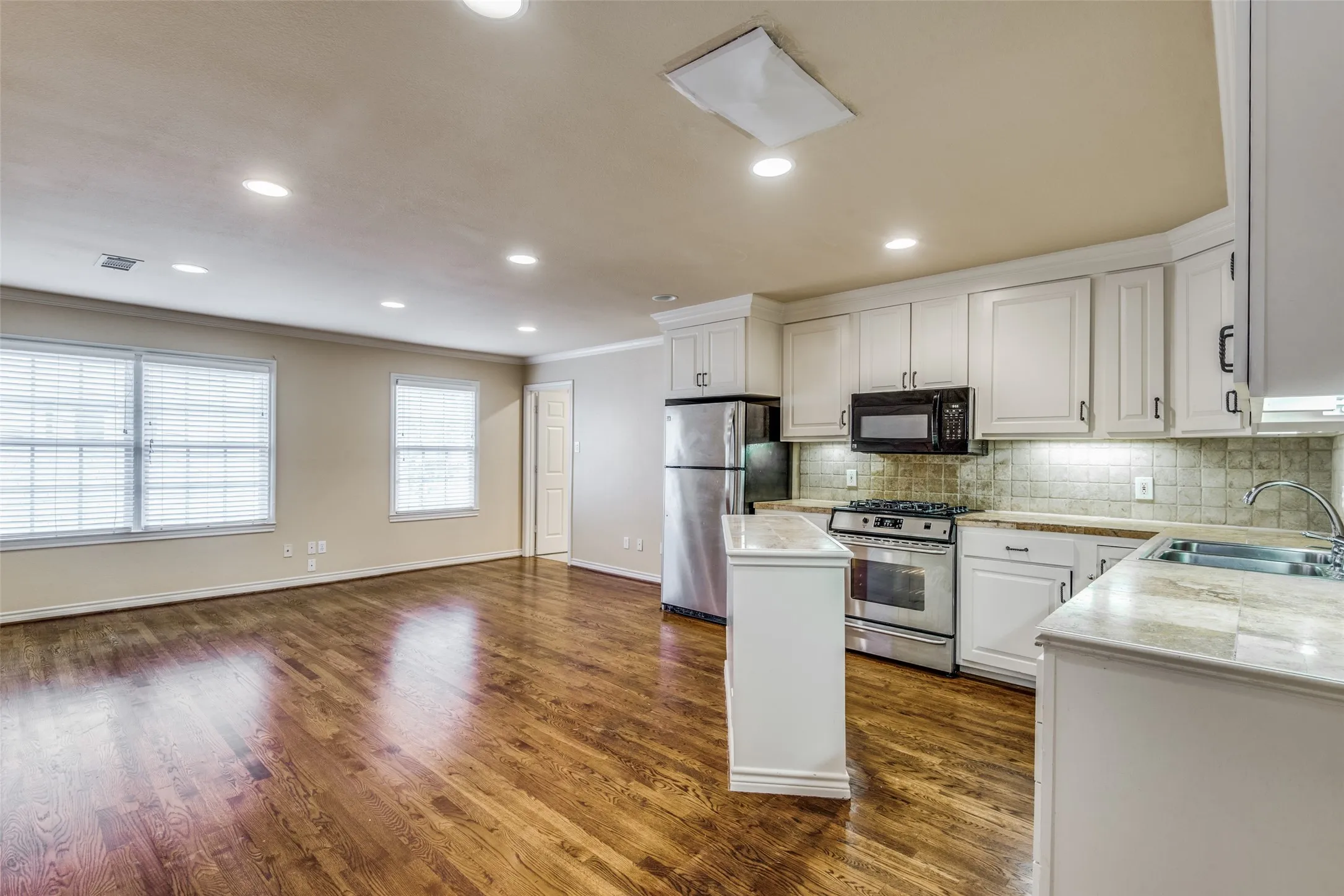 Apartment For Rent in Dallas County , 3445 Lovers Lane B, University Park, Texas 75225, 2 Bedroom, 2 Bathroom, 1 Garage spaces, 1,467 Sqft, built in 1936, mls#21374540, Real Estate Agent in University Park, Homes For Rent in Dallas county, Homes For Rent in University Park, Realtor in University Park Texas, Real Estate Brokerage Independent Realty Texas, Luminita Cordes Realtor