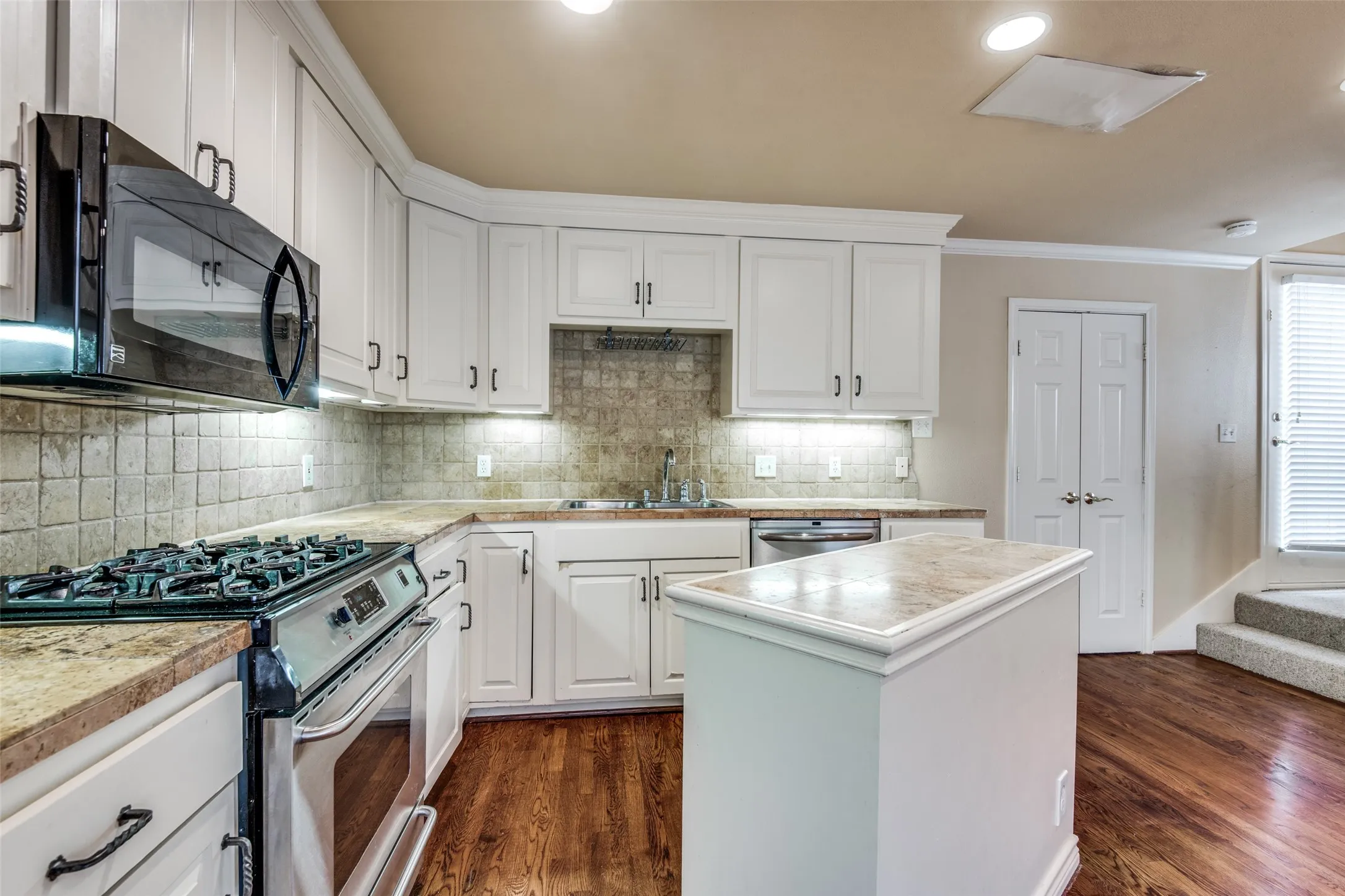 Apartment For Rent in Dallas County , 3445 Lovers Lane B, University Park, Texas 75225, 2 Bedroom, 2 Bathroom, 1 Garage spaces, 1,467 Sqft, built in 1936, mls#21374540, Real Estate Agent in University Park, Homes For Rent in Dallas county, Homes For Rent in University Park, Realtor in University Park Texas, Real Estate Brokerage Independent Realty Texas, Luminita Cordes Realtor