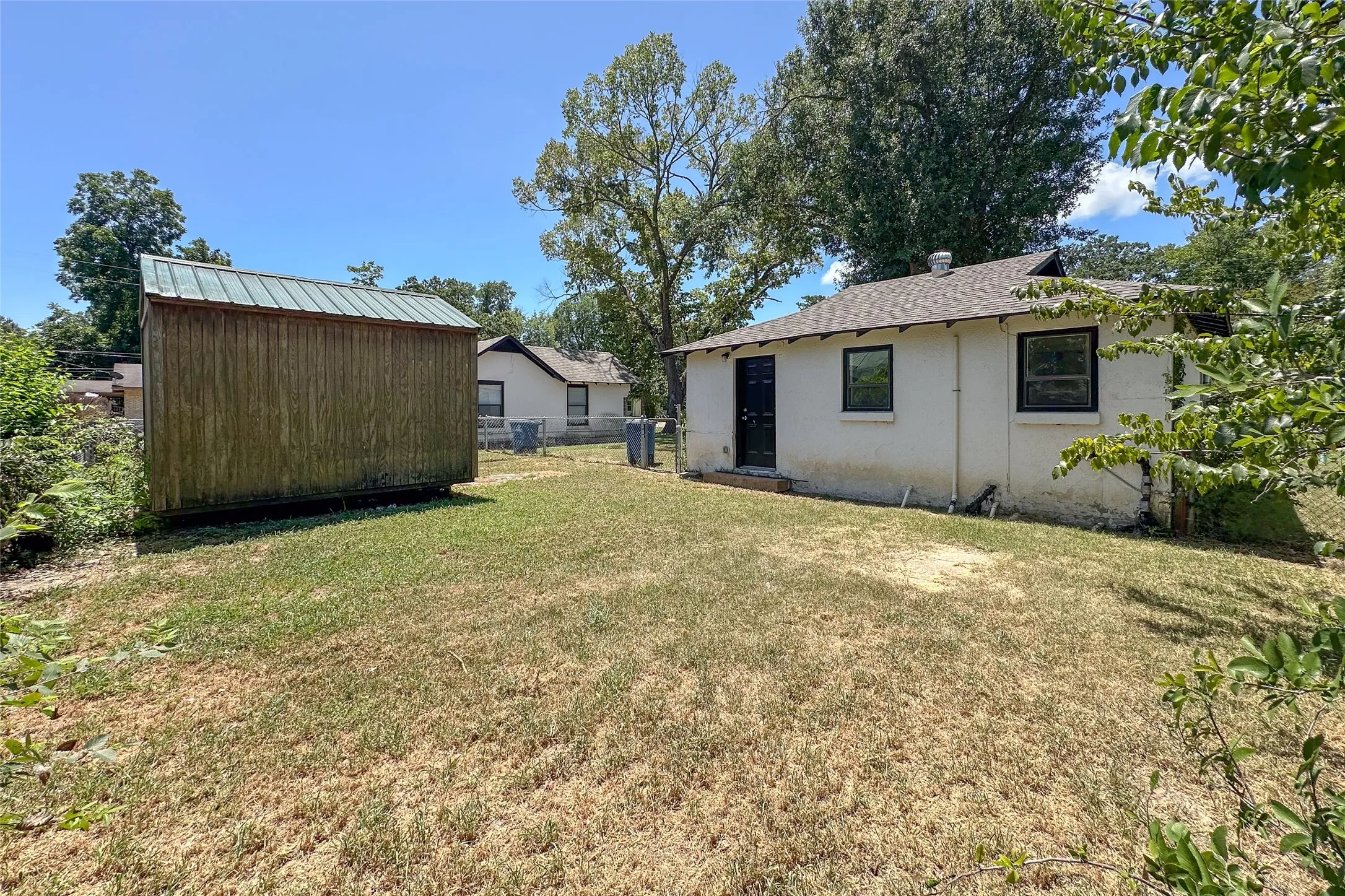 Single Family Residence For Sale in Henderson County , 909 Alice Street, Trinidad, Texas 75163, 1 Bedroom, 1 Bathroom, Garage spaces, 516 Sqft, built in 0, mls#21376574, Real Estate Agent in Trinidad, Homes For Sale in Henderson county, Homes For Sale in Trinidad, Realtor in Trinidad Texas, Real Estate Brokerage Independent Realty Texas, Luminita Cordes Realtor
