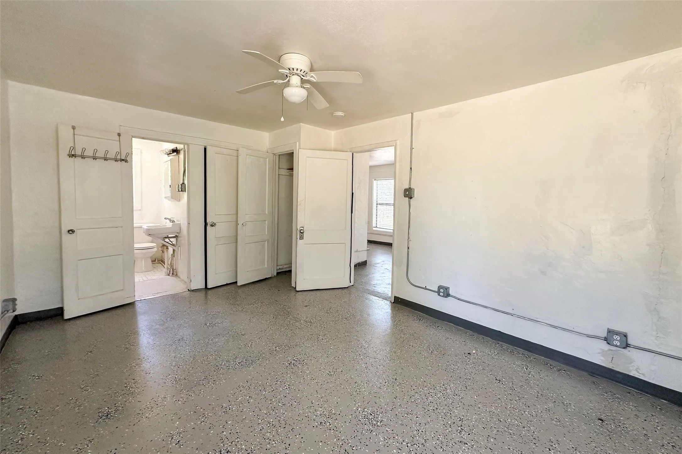 Single Family Residence For Sale in Henderson County , 909 Alice Street, Trinidad, Texas 75163, 1 Bedroom, 1 Bathroom, Garage spaces, 516 Sqft, built in 0, mls#21376574, Real Estate Agent in Trinidad, Homes For Sale in Henderson county, Homes For Sale in Trinidad, Realtor in Trinidad Texas, Real Estate Brokerage Independent Realty Texas, Luminita Cordes Realtor