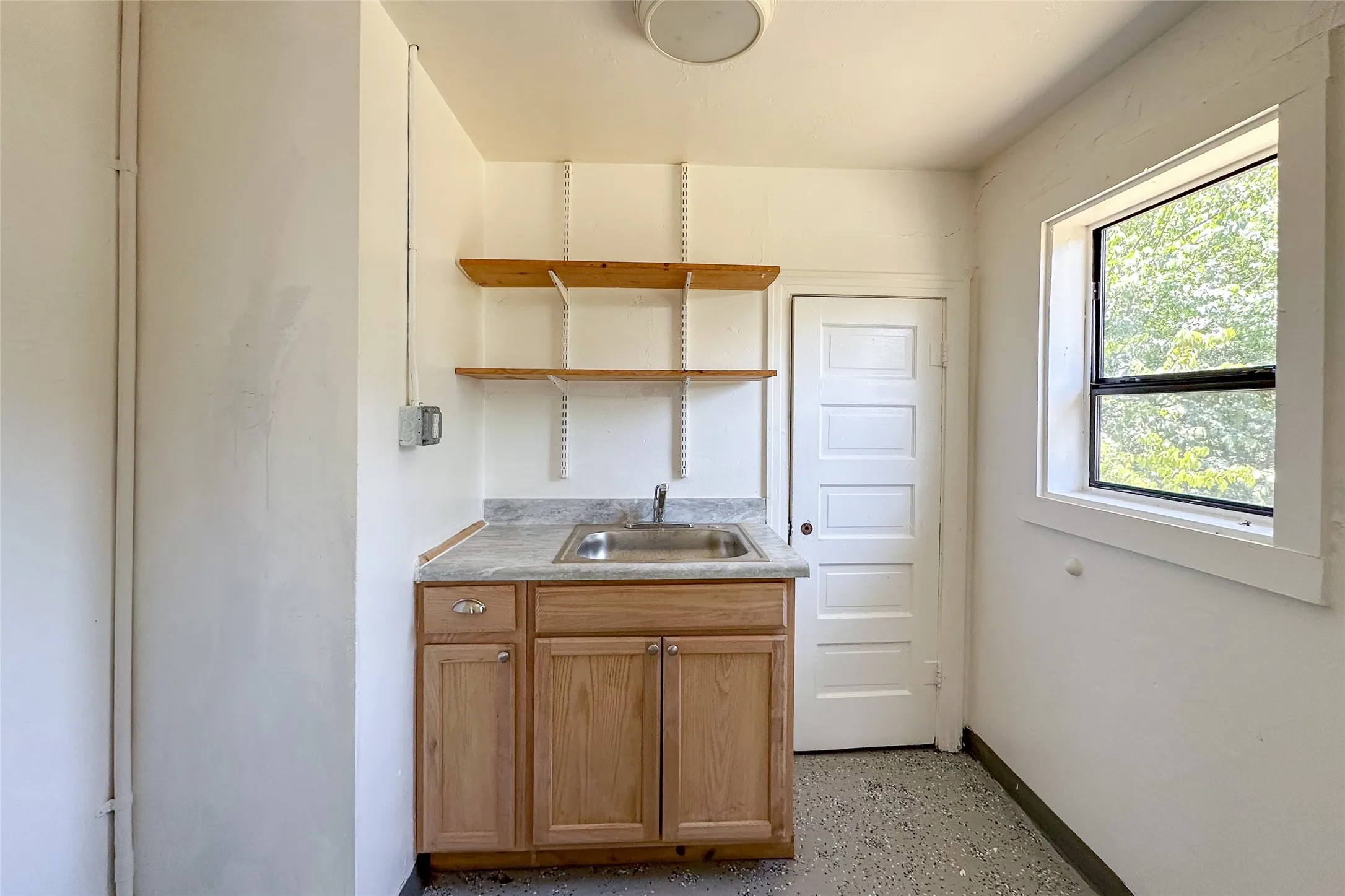 Single Family Residence For Sale in Henderson County , 909 Alice Street, Trinidad, Texas 75163, 1 Bedroom, 1 Bathroom, Garage spaces, 516 Sqft, built in 0, mls#21376574, Real Estate Agent in Trinidad, Homes For Sale in Henderson county, Homes For Sale in Trinidad, Realtor in Trinidad Texas, Real Estate Brokerage Independent Realty Texas, Luminita Cordes Realtor