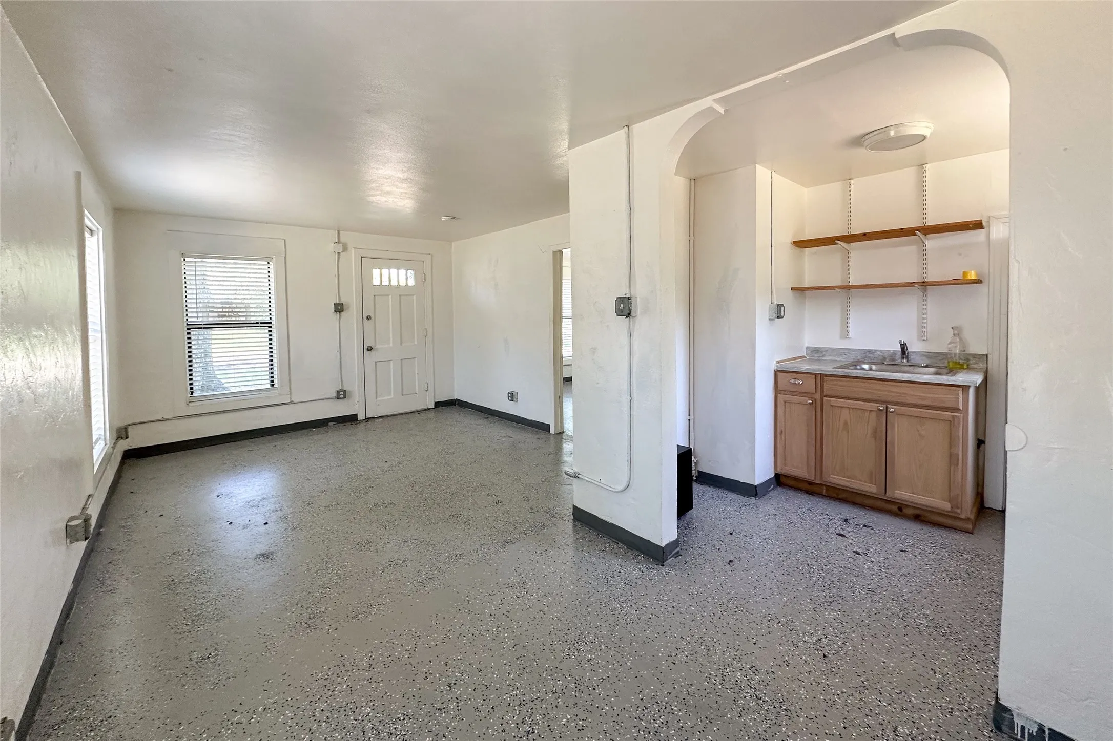 Single Family Residence For Sale in Henderson County , 909 Alice Street, Trinidad, Texas 75163, 1 Bedroom, 1 Bathroom, Garage spaces, 516 Sqft, built in 0, mls#21376574, Real Estate Agent in Trinidad, Homes For Sale in Henderson county, Homes For Sale in Trinidad, Realtor in Trinidad Texas, Real Estate Brokerage Independent Realty Texas, Luminita Cordes Realtor