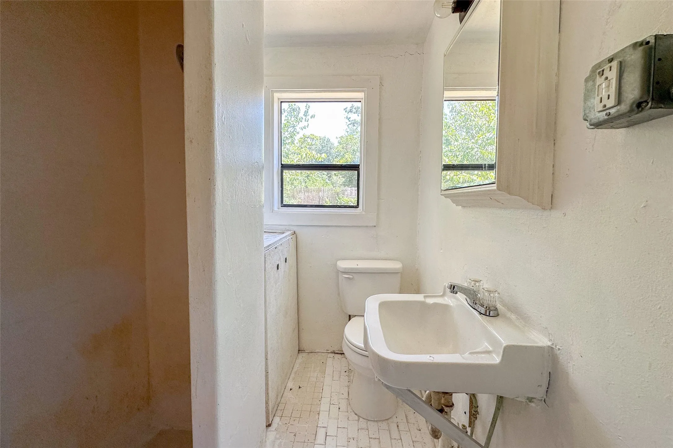 Single Family Residence For Sale in Henderson County , 909 Alice Street, Trinidad, Texas 75163, 1 Bedroom, 1 Bathroom, Garage spaces, 516 Sqft, built in 0, mls#21376574, Real Estate Agent in Trinidad, Homes For Sale in Henderson county, Homes For Sale in Trinidad, Realtor in Trinidad Texas, Real Estate Brokerage Independent Realty Texas, Luminita Cordes Realtor