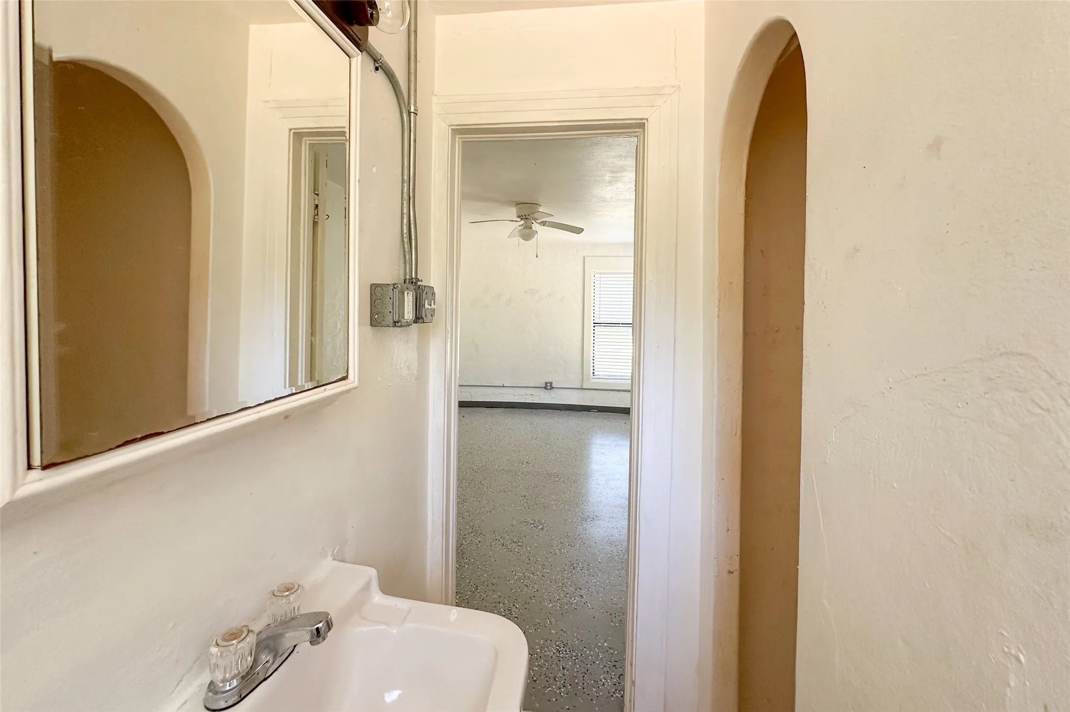 Single Family Residence For Sale in Henderson County , 909 Alice Street, Trinidad, Texas 75163, 1 Bedroom, 1 Bathroom, Garage spaces, 516 Sqft, built in 0, mls#21376574, Real Estate Agent in Trinidad, Homes For Sale in Henderson county, Homes For Sale in Trinidad, Realtor in Trinidad Texas, Real Estate Brokerage Independent Realty Texas, Luminita Cordes Realtor