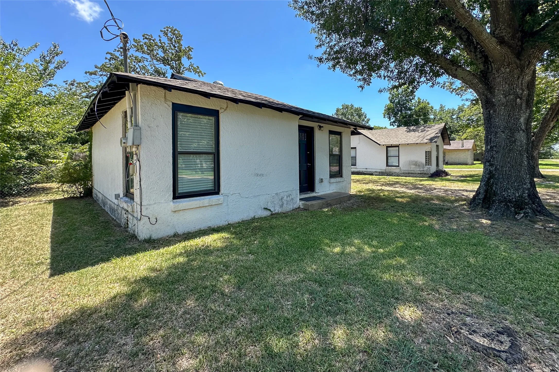 Single Family Residence For Sale in Henderson County , 909 Alice Street, Trinidad, Texas 75163, 1 Bedroom, 1 Bathroom, Garage spaces, 516 Sqft, built in 0, mls#21376574, Real Estate Agent in Trinidad, Homes For Sale in Henderson county, Homes For Sale in Trinidad, Realtor in Trinidad Texas, Real Estate Brokerage Independent Realty Texas, Luminita Cordes Realtor