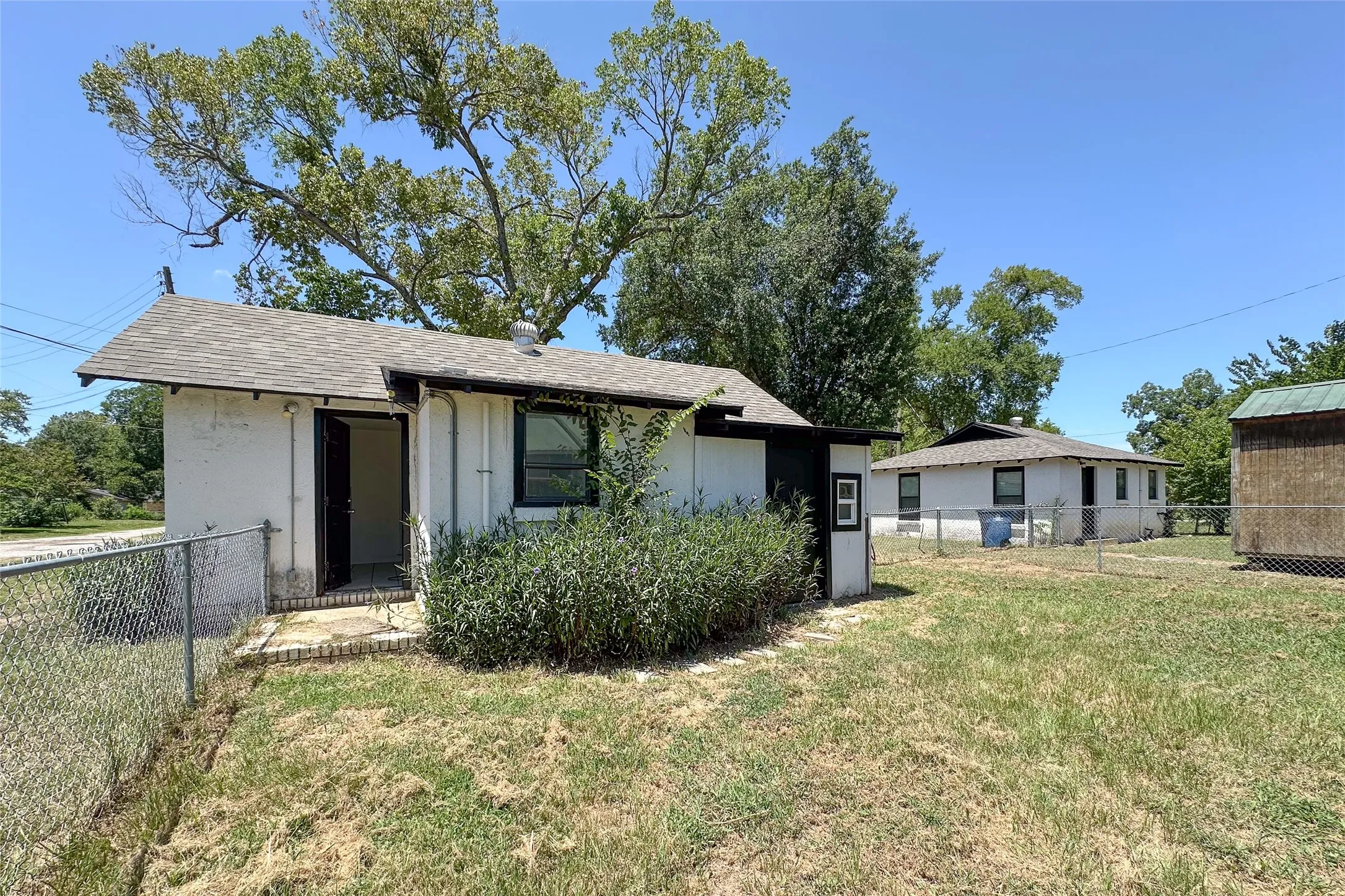 Single Family Residence For Sale in Henderson County , 909 Alice Street, Trinidad, Texas 75163, 1 Bedroom, 1 Bathroom, Garage spaces, 516 Sqft, built in 0, mls#21376574, Real Estate Agent in Trinidad, Homes For Sale in Henderson county, Homes For Sale in Trinidad, Realtor in Trinidad Texas, Real Estate Brokerage Independent Realty Texas, Luminita Cordes Realtor