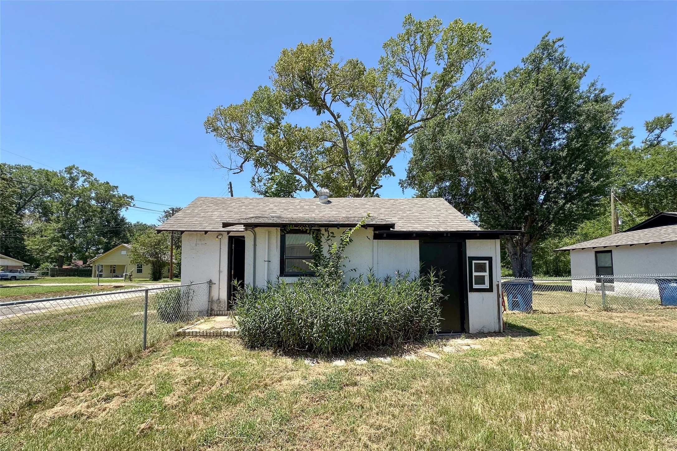 Single Family Residence For Sale in Henderson County , 909 Alice Street, Trinidad, Texas 75163, 1 Bedroom, 1 Bathroom, Garage spaces, 516 Sqft, built in 0, mls#21376574, Real Estate Agent in Trinidad, Homes For Sale in Henderson county, Homes For Sale in Trinidad, Realtor in Trinidad Texas, Real Estate Brokerage Independent Realty Texas, Luminita Cordes Realtor