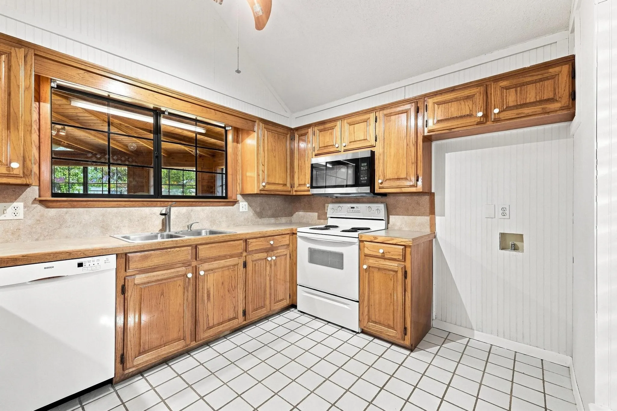 Single Family Residence For Sale in Grayson County , 1841 Glenway Drive, Sherman, Texas 75092, 3 Bedroom, 2 Bathroom, 2 Garage spaces, 1,756 Sqft, built in 1984, mls#21374520, Real Estate Agent in Sherman, Homes For Sale in Grayson county, Homes For Sale in Sherman, Realtor in Sherman Texas, Real Estate Brokerage Independent Realty Texas, Luminita Cordes Realtor