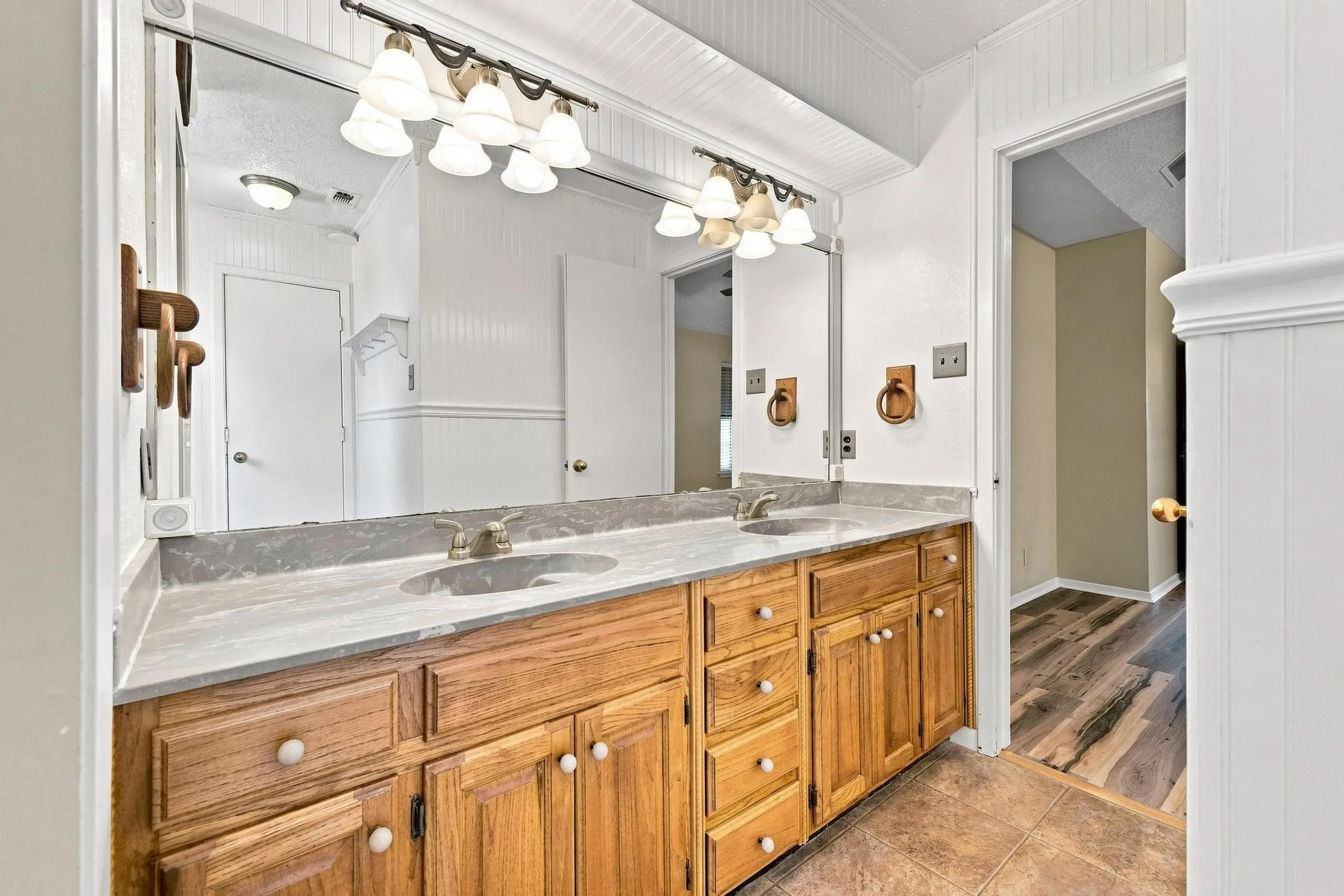 Single Family Residence For Sale in Grayson County , 1841 Glenway Drive, Sherman, Texas 75092, 3 Bedroom, 2 Bathroom, 2 Garage spaces, 1,756 Sqft, built in 1984, mls#21374520, Real Estate Agent in Sherman, Homes For Sale in Grayson county, Homes For Sale in Sherman, Realtor in Sherman Texas, Real Estate Brokerage Independent Realty Texas, Luminita Cordes Realtor