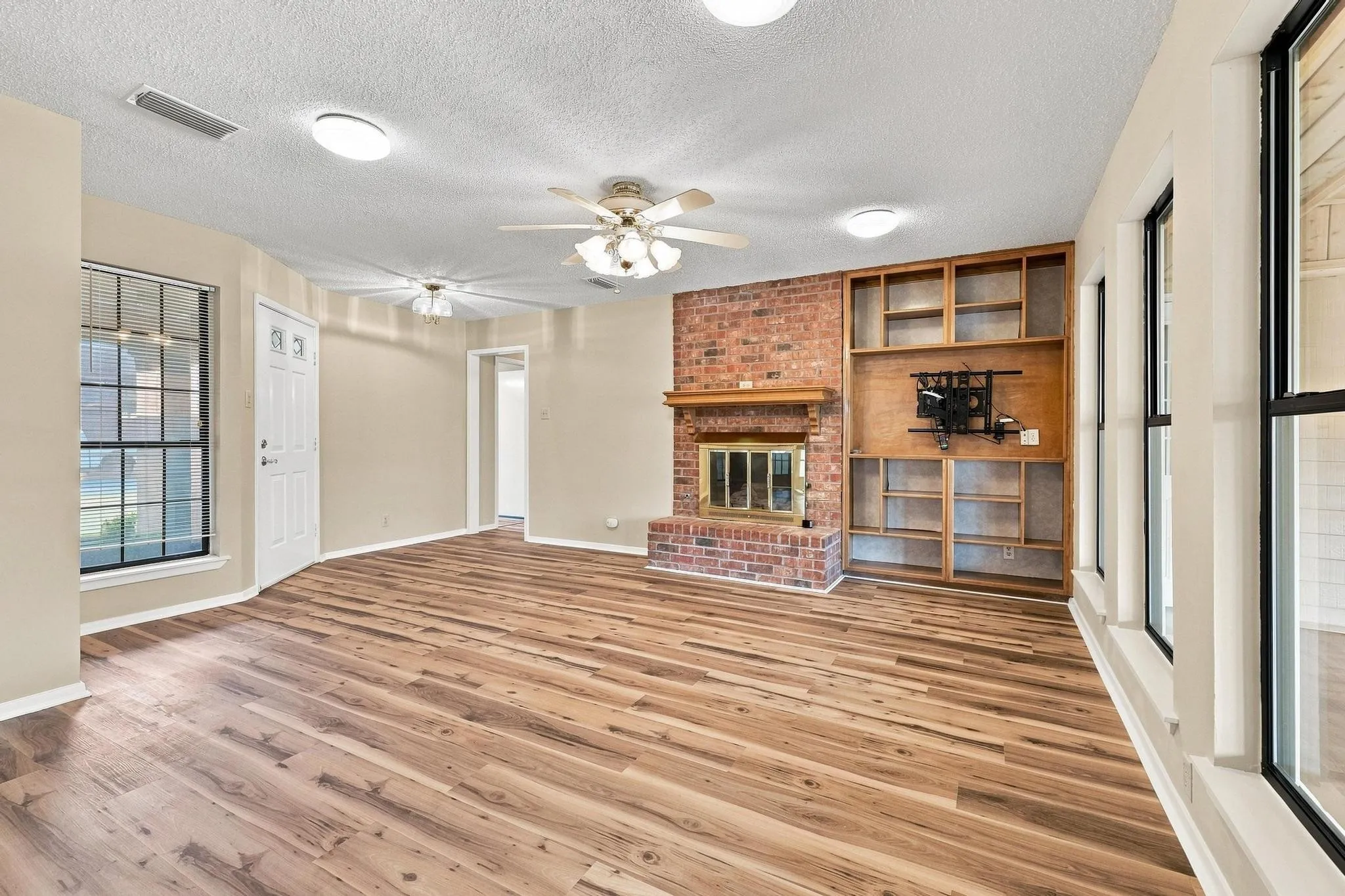 Single Family Residence For Sale in Grayson County , 1841 Glenway Drive, Sherman, Texas 75092, 3 Bedroom, 2 Bathroom, 2 Garage spaces, 1,756 Sqft, built in 1984, mls#21374520, Real Estate Agent in Sherman, Homes For Sale in Grayson county, Homes For Sale in Sherman, Realtor in Sherman Texas, Real Estate Brokerage Independent Realty Texas, Luminita Cordes Realtor