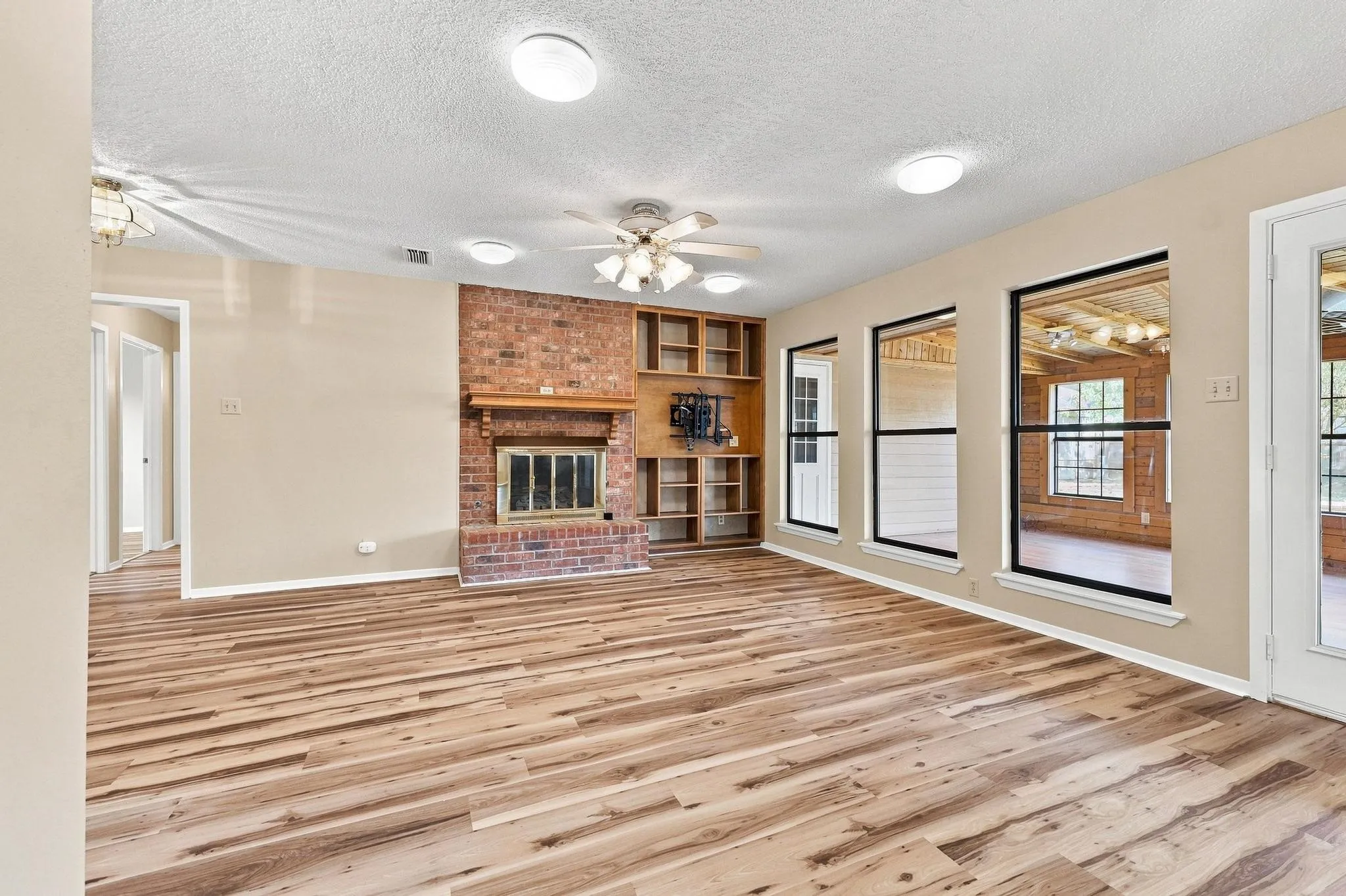 Single Family Residence For Sale in Grayson County , 1841 Glenway Drive, Sherman, Texas 75092, 3 Bedroom, 2 Bathroom, 2 Garage spaces, 1,756 Sqft, built in 1984, mls#21374520, Real Estate Agent in Sherman, Homes For Sale in Grayson county, Homes For Sale in Sherman, Realtor in Sherman Texas, Real Estate Brokerage Independent Realty Texas, Luminita Cordes Realtor