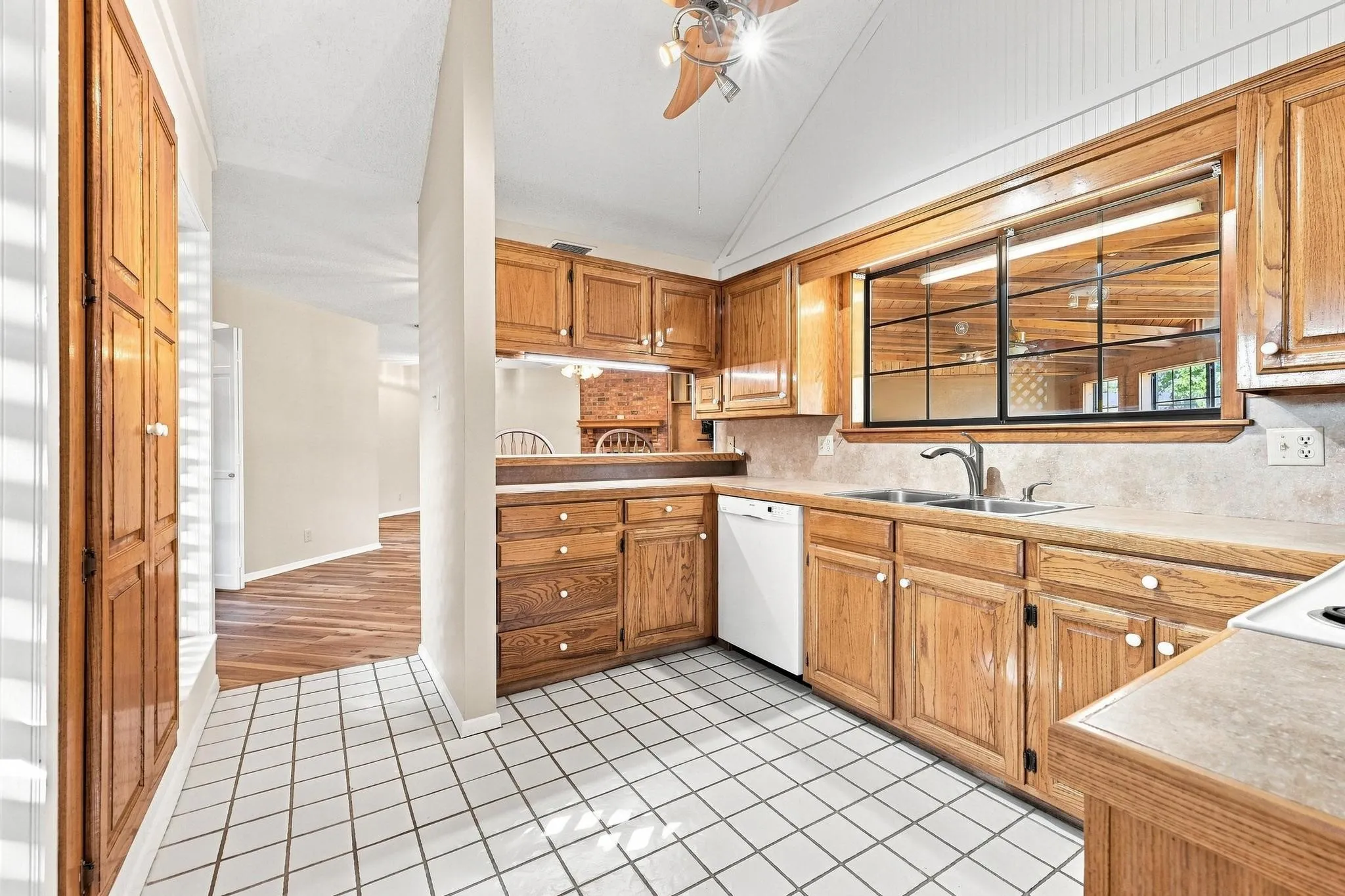 Single Family Residence For Sale in Grayson County , 1841 Glenway Drive, Sherman, Texas 75092, 3 Bedroom, 2 Bathroom, 2 Garage spaces, 1,756 Sqft, built in 1984, mls#21374520, Real Estate Agent in Sherman, Homes For Sale in Grayson county, Homes For Sale in Sherman, Realtor in Sherman Texas, Real Estate Brokerage Independent Realty Texas, Luminita Cordes Realtor