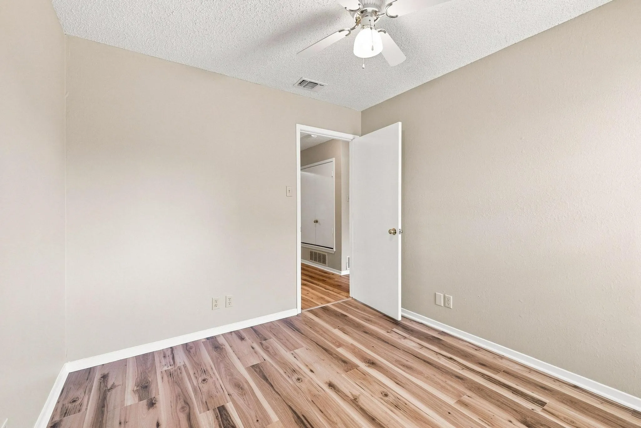 Single Family Residence For Sale in Grayson County , 1841 Glenway Drive, Sherman, Texas 75092, 3 Bedroom, 2 Bathroom, 2 Garage spaces, 1,756 Sqft, built in 1984, mls#21374520, Real Estate Agent in Sherman, Homes For Sale in Grayson county, Homes For Sale in Sherman, Realtor in Sherman Texas, Real Estate Brokerage Independent Realty Texas, Luminita Cordes Realtor