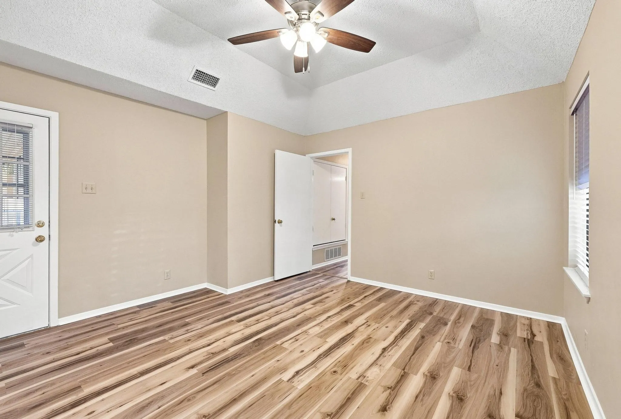 Single Family Residence For Sale in Grayson County , 1841 Glenway Drive, Sherman, Texas 75092, 3 Bedroom, 2 Bathroom, 2 Garage spaces, 1,756 Sqft, built in 1984, mls#21374520, Real Estate Agent in Sherman, Homes For Sale in Grayson county, Homes For Sale in Sherman, Realtor in Sherman Texas, Real Estate Brokerage Independent Realty Texas, Luminita Cordes Realtor