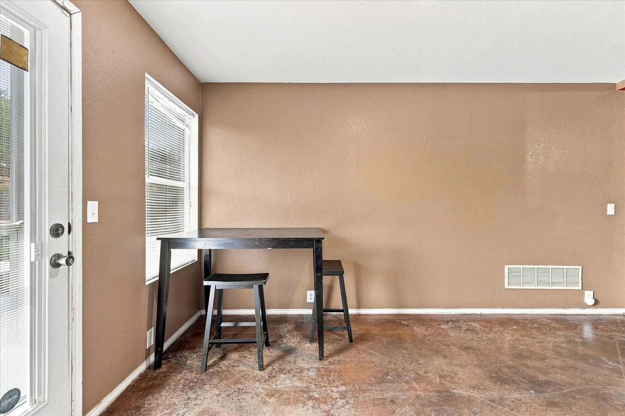 Single Family Residence For Sale in Denton County , 8816 Chisholm Trail, Cross Roads, Texas 76227, 4 Bedroom, 3 Bathroom, 2 Garage spaces, 2,353 Sqft, built in 2003, mls#21373791, Real Estate Agent in Cross Roads, Homes For Sale in Denton county, Homes For Sale in Cross Roads, Realtor in Cross Roads Texas, Real Estate Brokerage Independent Realty Texas, Luminita Cordes Realtor