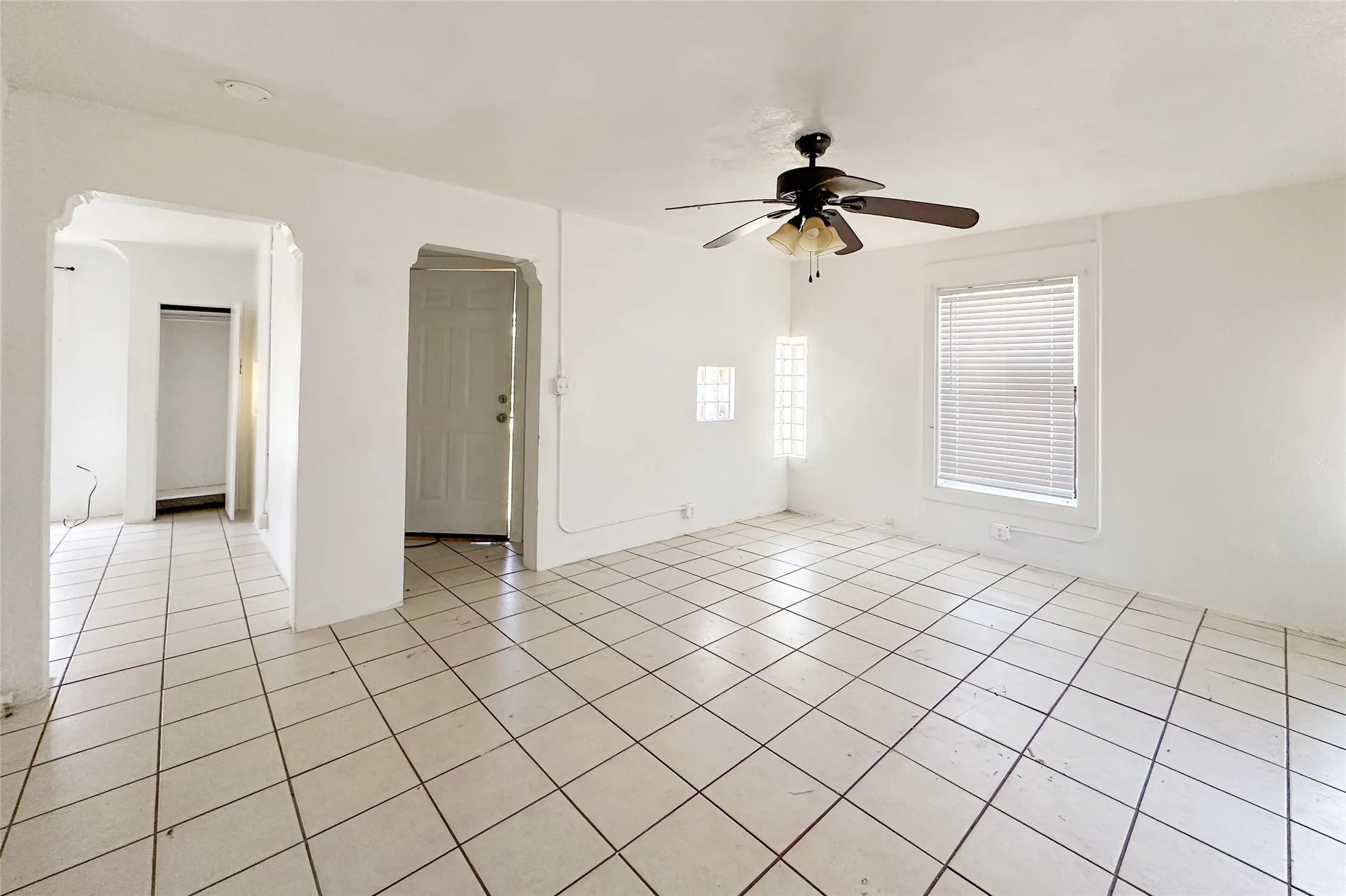 Single Family Residence For Sale in Henderson County , 911 Alice Street, Trinidad, Texas 75163, 1 Bedroom, 1 Bathroom, Garage spaces, 548 Sqft, built in 0, mls#21376670, Real Estate Agent in Trinidad, Homes For Sale in Henderson county, Homes For Sale in Trinidad, Realtor in Trinidad Texas, Real Estate Brokerage Independent Realty Texas, Luminita Cordes Realtor