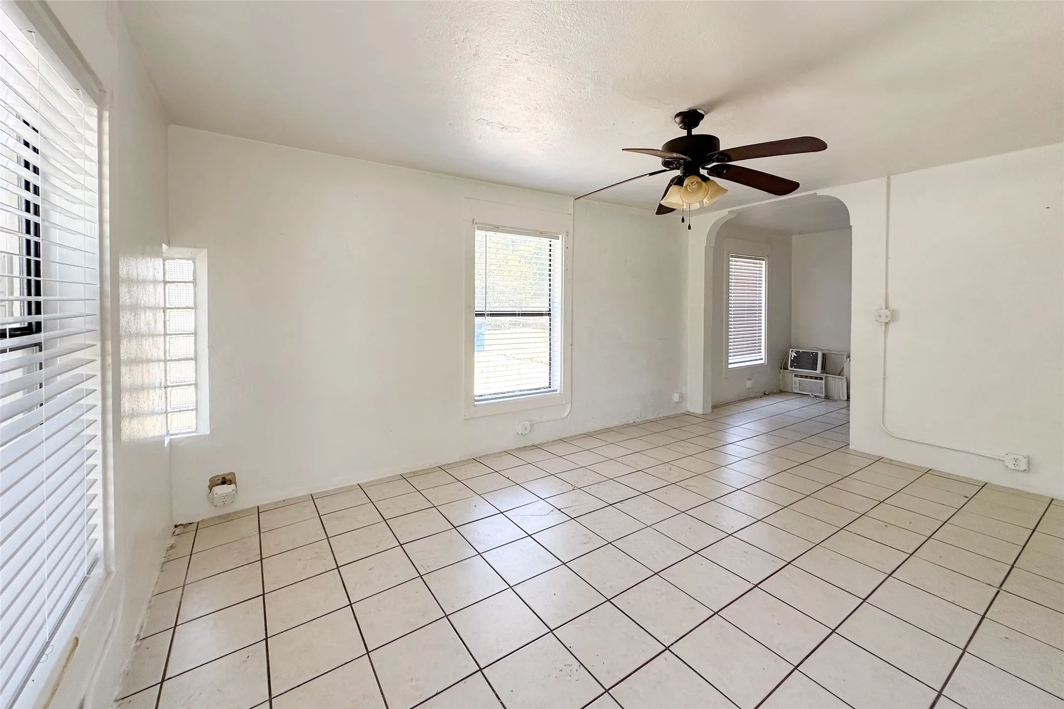 Single Family Residence For Sale in Henderson County , 911 Alice Street, Trinidad, Texas 75163, 1 Bedroom, 1 Bathroom, Garage spaces, 548 Sqft, built in 0, mls#21376670, Real Estate Agent in Trinidad, Homes For Sale in Henderson county, Homes For Sale in Trinidad, Realtor in Trinidad Texas, Real Estate Brokerage Independent Realty Texas, Luminita Cordes Realtor