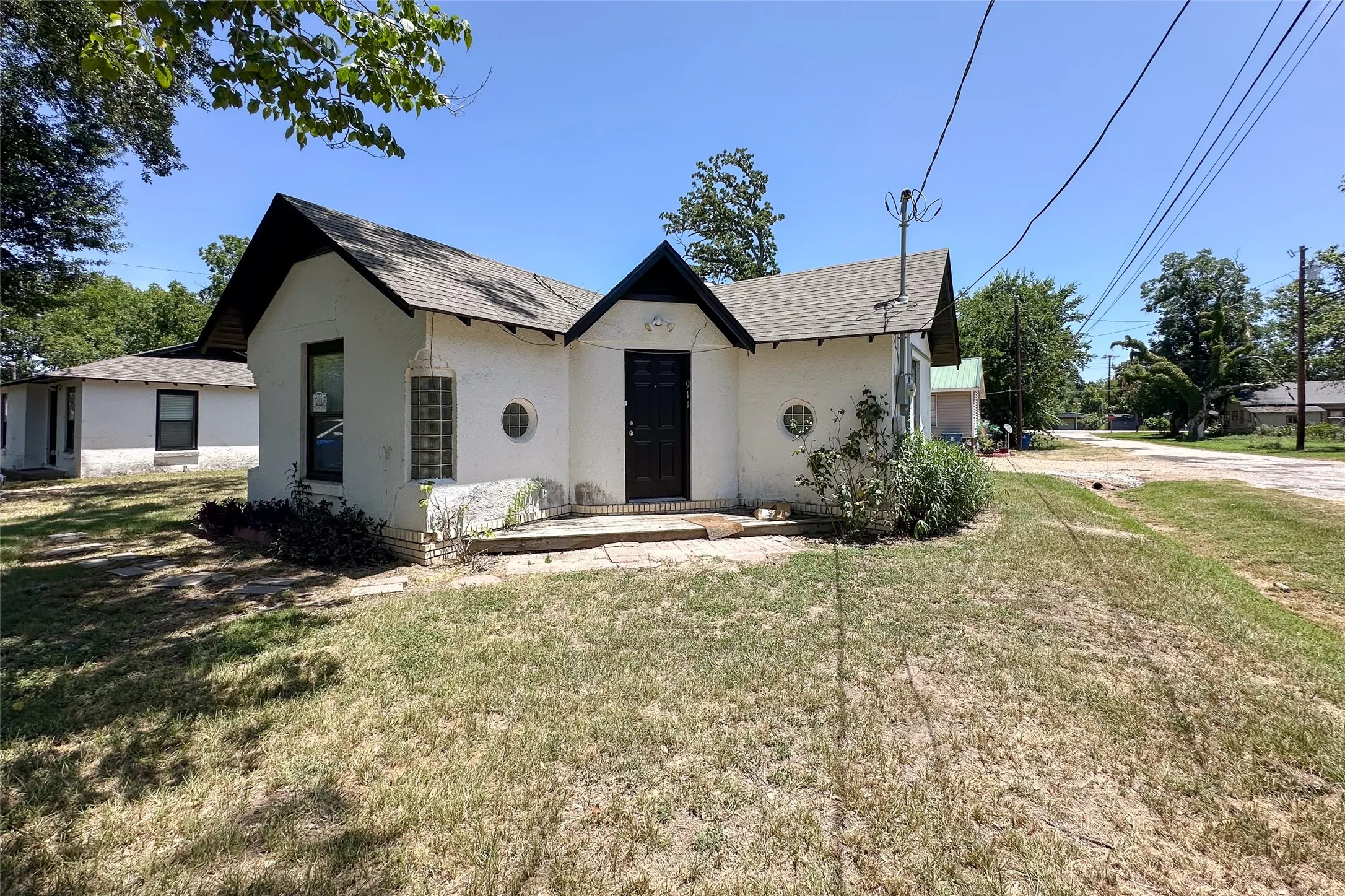 Single Family Residence For Sale in Henderson County , 911 Alice Street, Trinidad, Texas 75163, 1 Bedroom, 1 Bathroom, Garage spaces, 548 Sqft, built in 0, mls#21376670, Real Estate Agent in Trinidad, Homes For Sale in Henderson county, Homes For Sale in Trinidad, Realtor in Trinidad Texas, Real Estate Brokerage Independent Realty Texas, Luminita Cordes Realtor