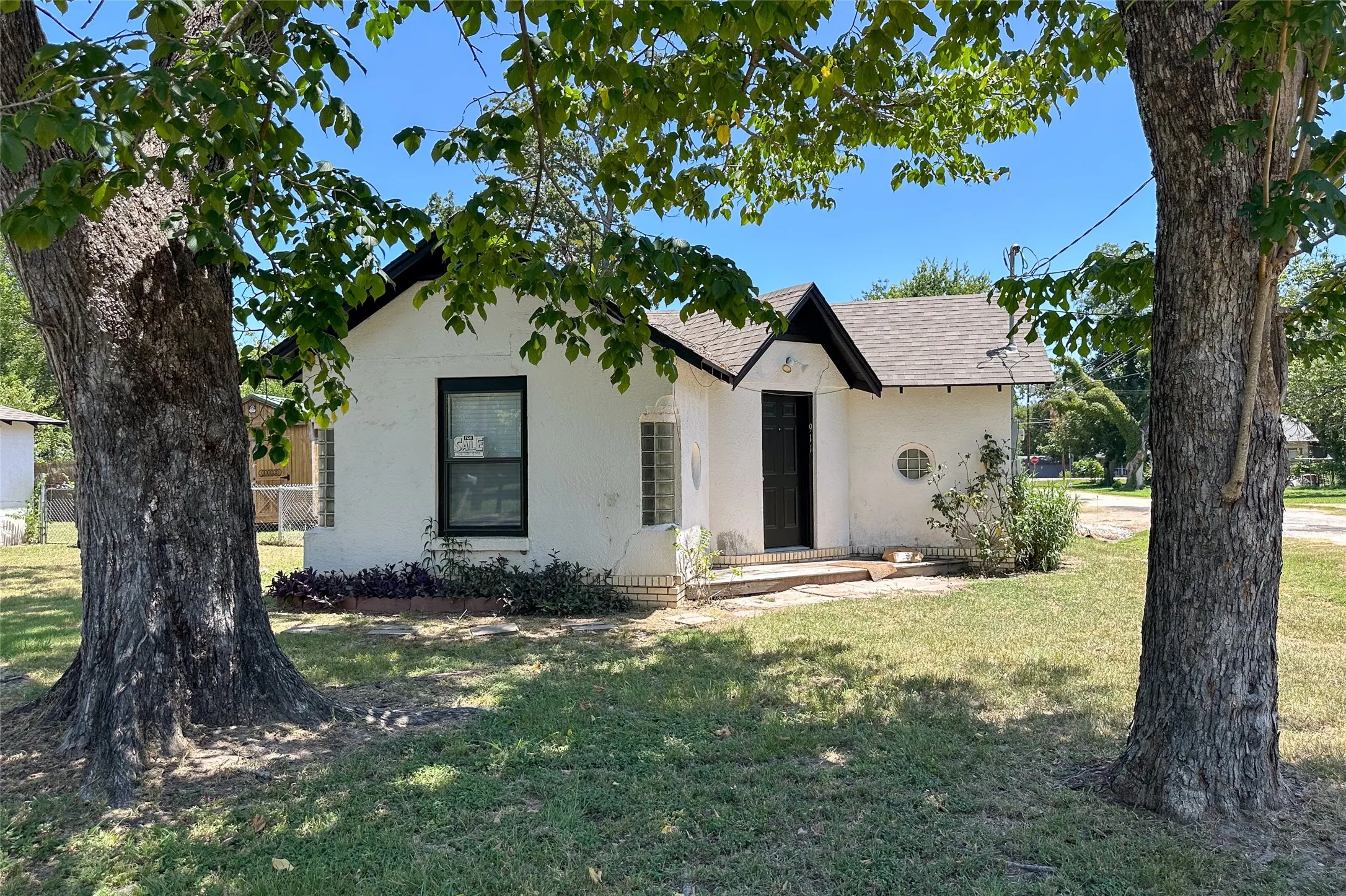 Single Family Residence For Sale in Henderson County , 911 Alice Street, Trinidad, Texas 75163, 1 Bedroom, 1 Bathroom, Garage spaces, 548 Sqft, built in 0, mls#21376670, Real Estate Agent in Trinidad, Homes For Sale in Henderson county, Homes For Sale in Trinidad, Realtor in Trinidad Texas, Real Estate Brokerage Independent Realty Texas, Luminita Cordes Realtor