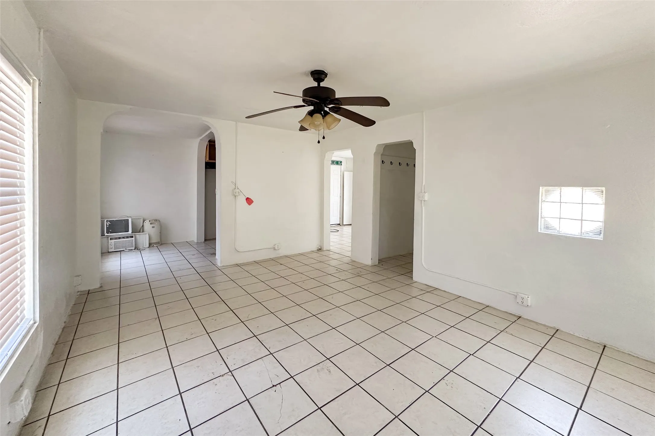 Single Family Residence For Sale in Henderson County , 911 Alice Street, Trinidad, Texas 75163, 1 Bedroom, 1 Bathroom, Garage spaces, 548 Sqft, built in 0, mls#21376670, Real Estate Agent in Trinidad, Homes For Sale in Henderson county, Homes For Sale in Trinidad, Realtor in Trinidad Texas, Real Estate Brokerage Independent Realty Texas, Luminita Cordes Realtor