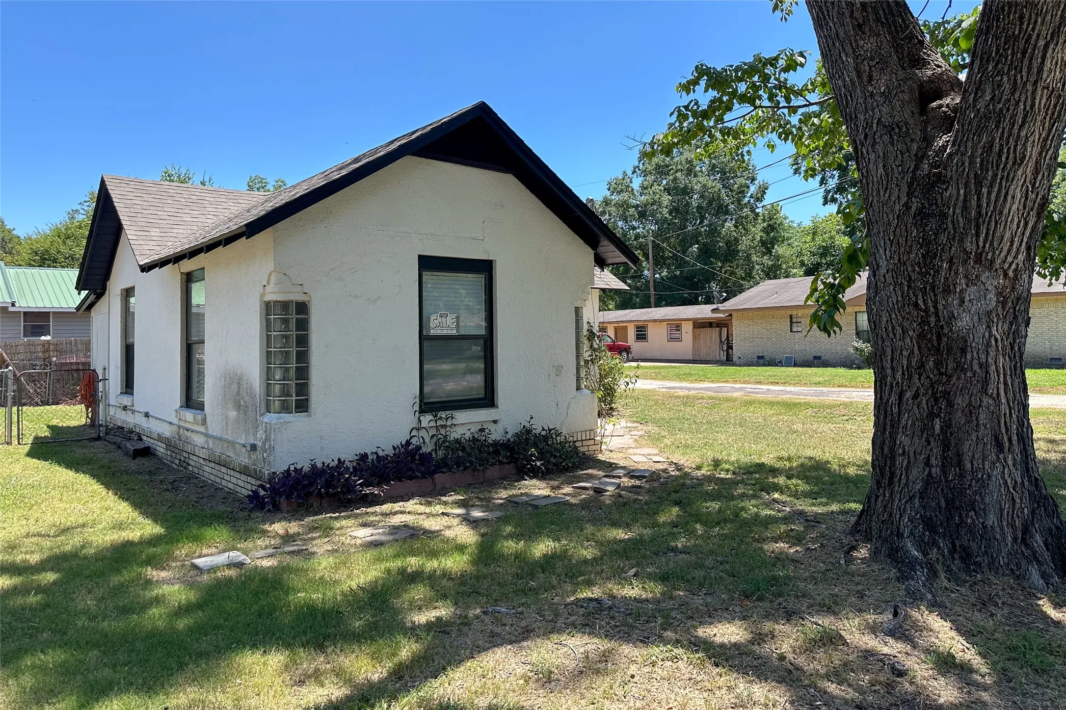 Single Family Residence For Sale in Henderson County , 911 Alice Street, Trinidad, Texas 75163, 1 Bedroom, 1 Bathroom, Garage spaces, 548 Sqft, built in 0, mls#21376670, Real Estate Agent in Trinidad, Homes For Sale in Henderson county, Homes For Sale in Trinidad, Realtor in Trinidad Texas, Real Estate Brokerage Independent Realty Texas, Luminita Cordes Realtor
