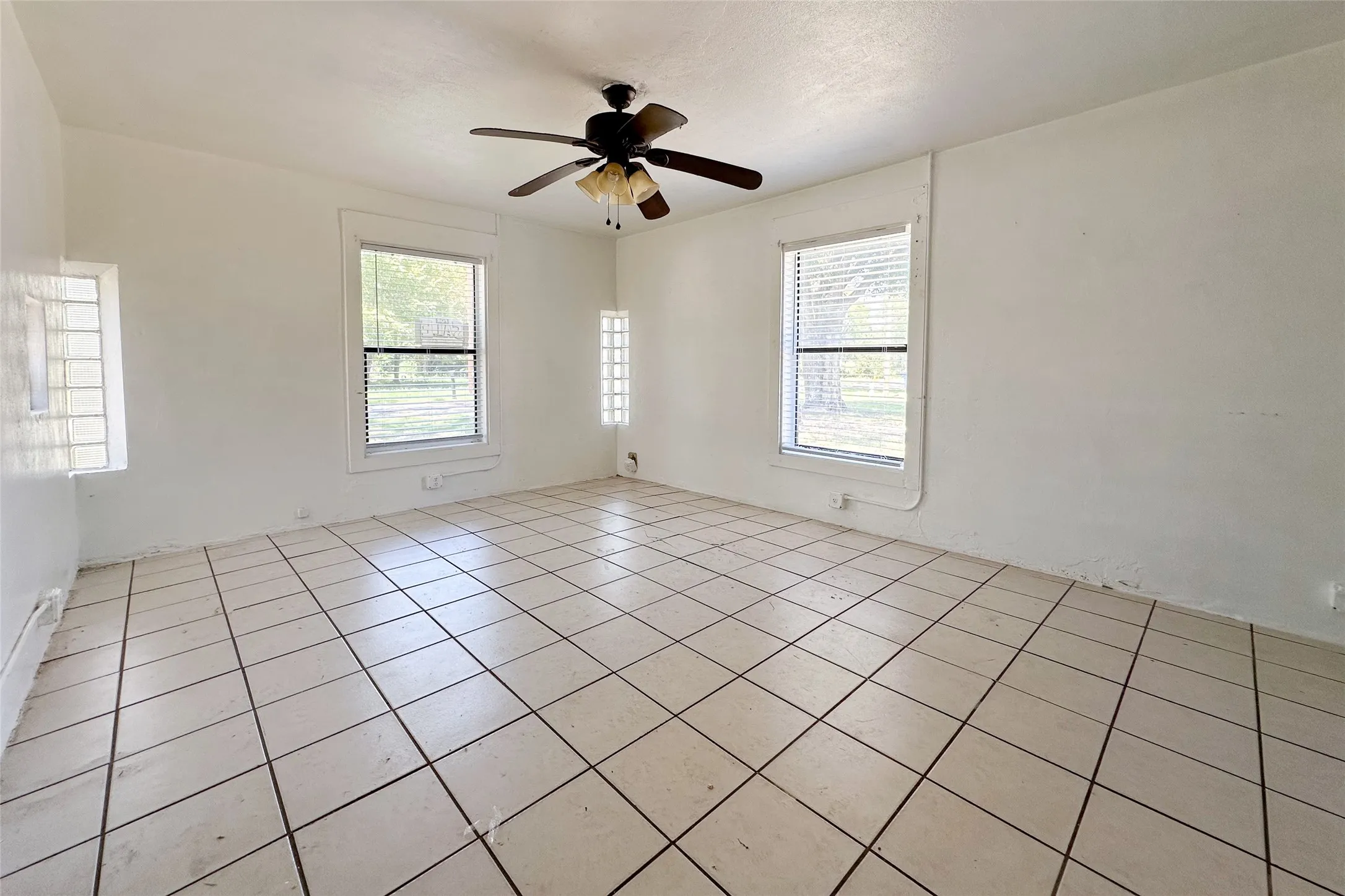 Single Family Residence For Sale in Henderson County , 911 Alice Street, Trinidad, Texas 75163, 1 Bedroom, 1 Bathroom, Garage spaces, 548 Sqft, built in 0, mls#21376670, Real Estate Agent in Trinidad, Homes For Sale in Henderson county, Homes For Sale in Trinidad, Realtor in Trinidad Texas, Real Estate Brokerage Independent Realty Texas, Luminita Cordes Realtor
