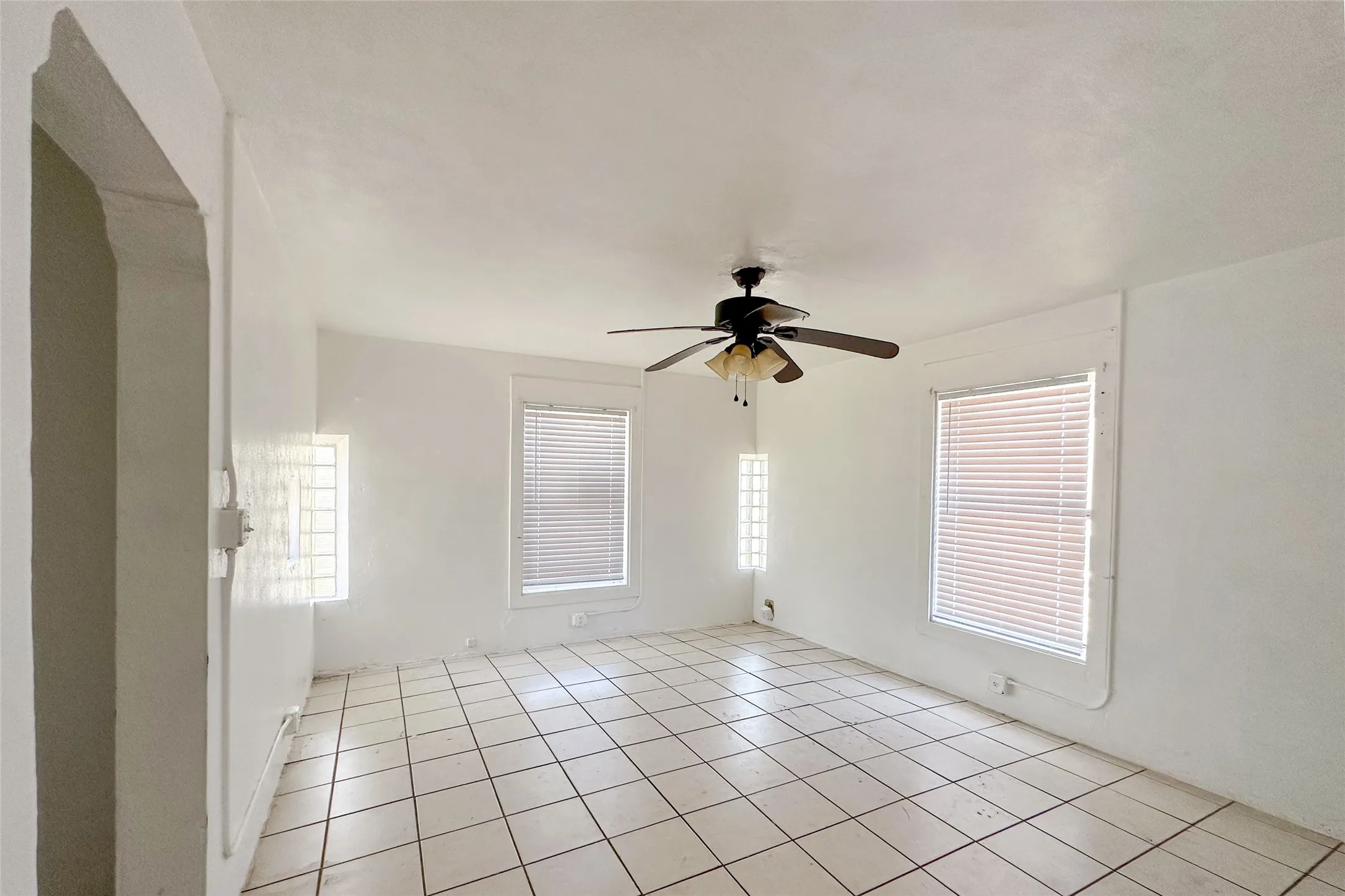 Single Family Residence For Sale in Henderson County , 911 Alice Street, Trinidad, Texas 75163, 1 Bedroom, 1 Bathroom, Garage spaces, 548 Sqft, built in 0, mls#21376670, Real Estate Agent in Trinidad, Homes For Sale in Henderson county, Homes For Sale in Trinidad, Realtor in Trinidad Texas, Real Estate Brokerage Independent Realty Texas, Luminita Cordes Realtor