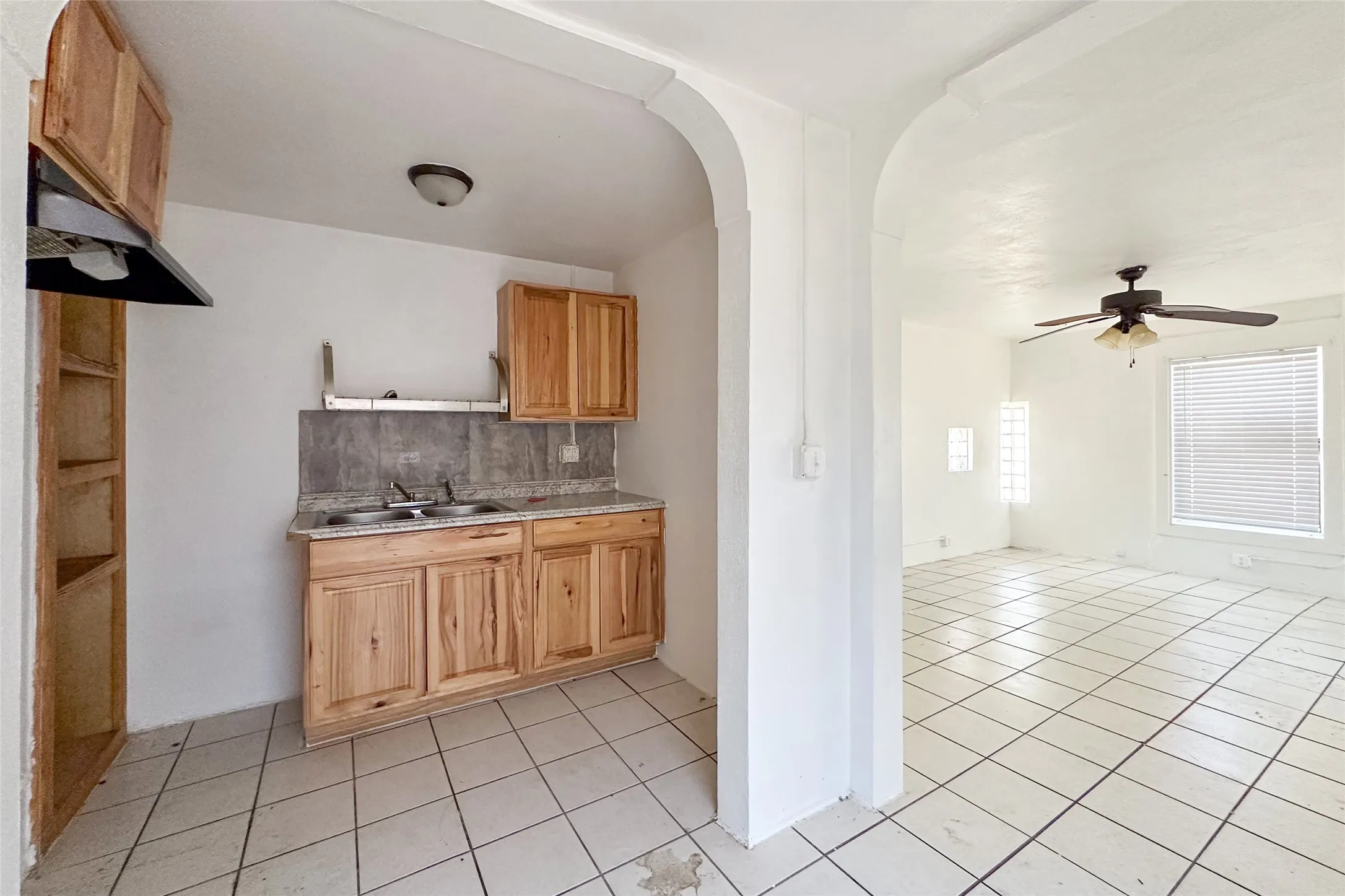 Single Family Residence For Sale in Henderson County , 911 Alice Street, Trinidad, Texas 75163, 1 Bedroom, 1 Bathroom, Garage spaces, 548 Sqft, built in 0, mls#21376670, Real Estate Agent in Trinidad, Homes For Sale in Henderson county, Homes For Sale in Trinidad, Realtor in Trinidad Texas, Real Estate Brokerage Independent Realty Texas, Luminita Cordes Realtor