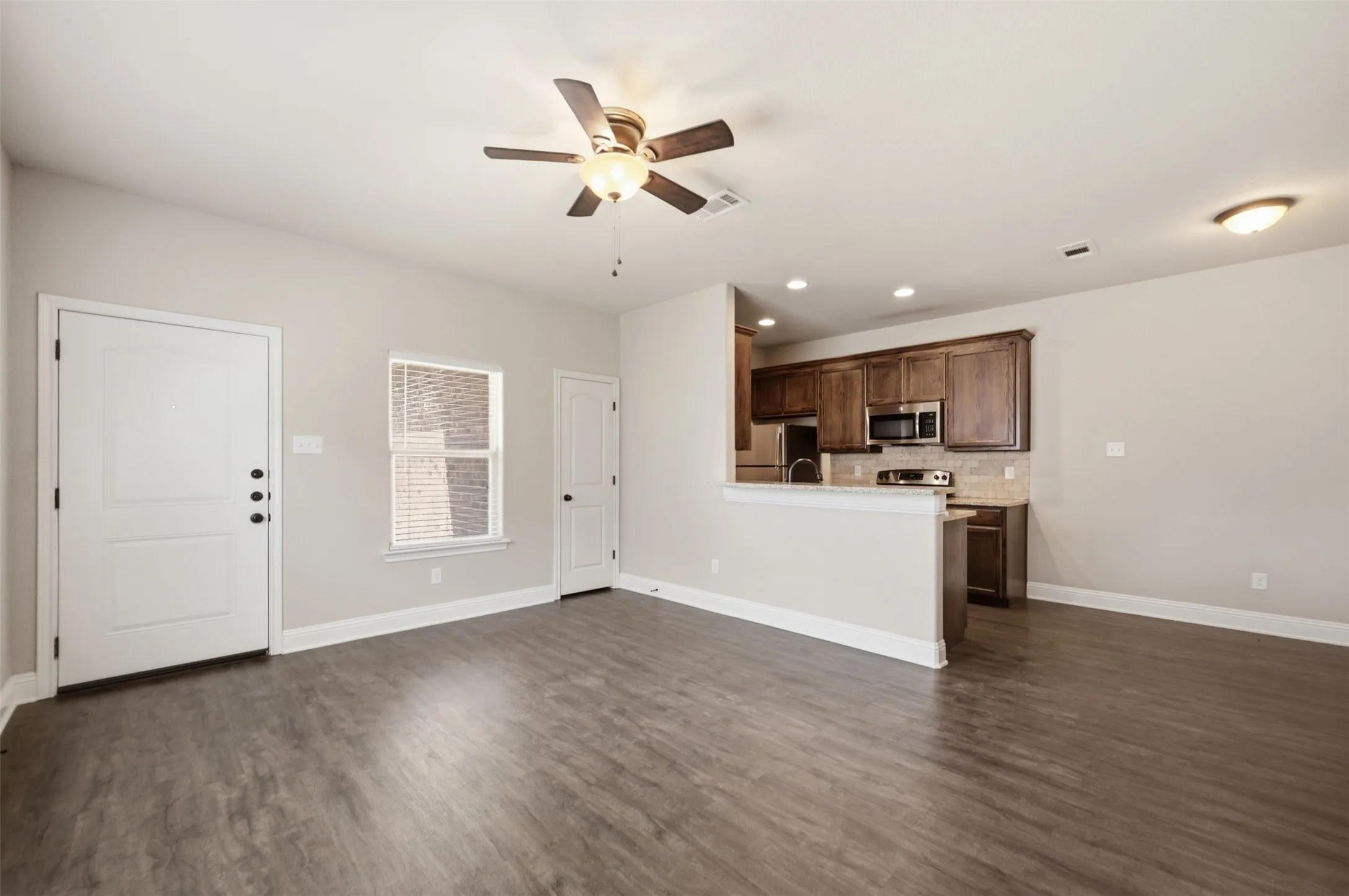 Duplex For Rent in Tarrant County , 3217 Karen Street 3219, Fort Worth, Texas 76116, 3 Bedroom, 2 Bathroom, 1 Garage spaces, 1,089 Sqft, built in 2015, mls#21376657, Real Estate Agent in Fort Worth, Homes For Rent in Tarrant county, Homes For Rent in Fort Worth, Realtor in Fort Worth Texas, Real Estate Brokerage Independent Realty Texas, Luminita Cordes Realtor