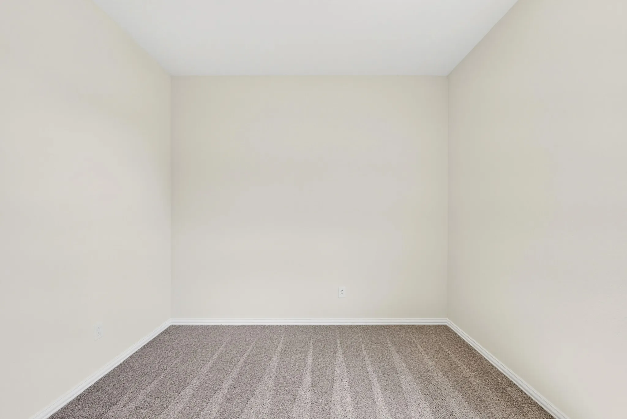 Neutral-toned walls complement the gray patterned carpet