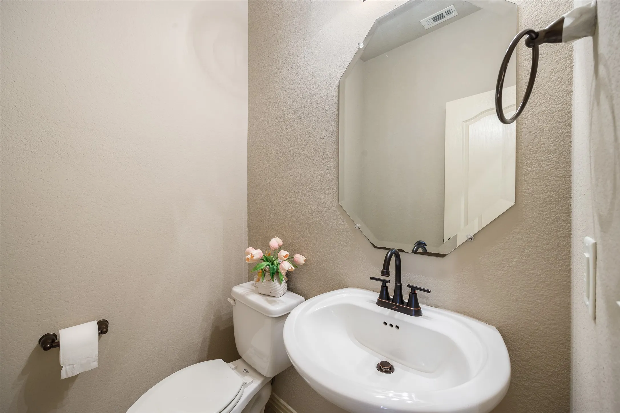 Townhouse For Rent in Collin County , 878 Caballero Drive, Allen, Texas 75013, 3 Bedroom, 3 Bathroom, 2 Garage spaces, 2,000 Sqft, built in 2013, mls#21373437, Real Estate Agent in Allen, Homes For Rent in Collin county, Homes For Rent in Allen, Realtor in Allen Texas, Real Estate Brokerage Independent Realty Texas, Luminita Cordes Realtor
