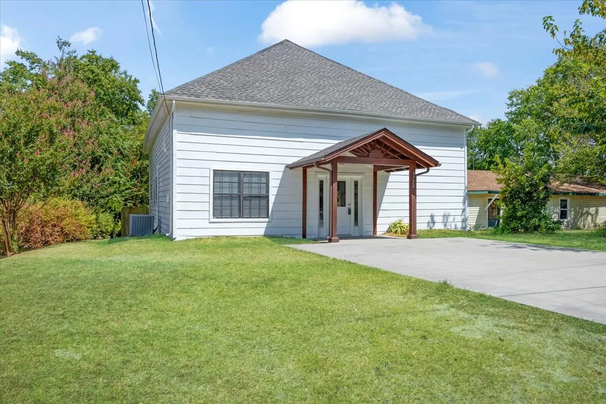 Single Family Residence For Sale in Grayson County , 3728 Luella Road, Sherman, Texas 75090, 3 Bedroom, 2 Bathroom, Garage spaces, 1,776 Sqft, built in 1910, mls#21376739, Real Estate Agent in Sherman, Homes For Sale in Grayson county, Homes For Sale in Sherman, Realtor in Sherman Texas, Real Estate Brokerage Independent Realty Texas, Luminita Cordes Realtor