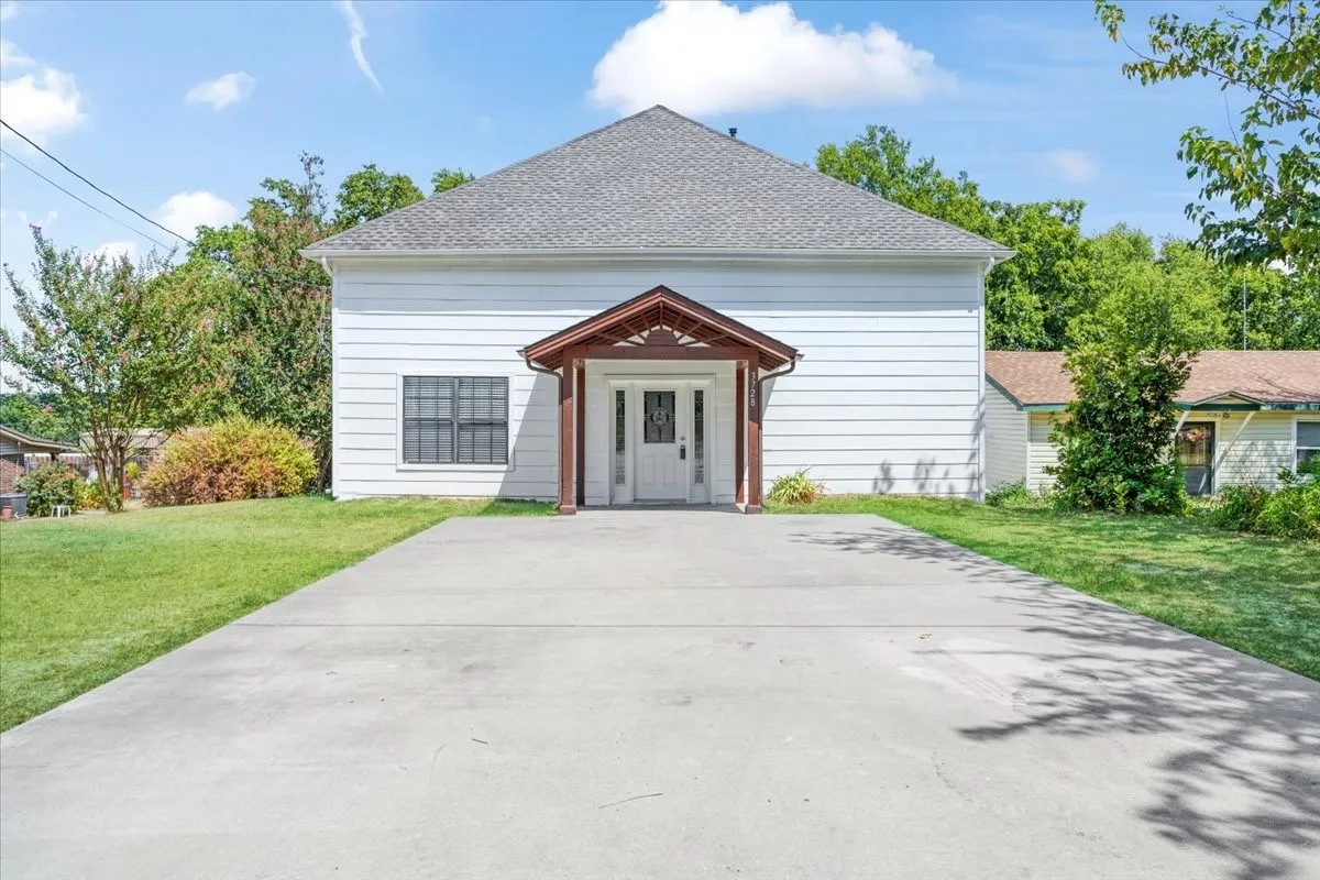 Single Family Residence For Sale in Grayson County , 3728 Luella Road, Sherman, Texas 75090, 3 Bedroom, 2 Bathroom, Garage spaces, 1,776 Sqft, built in 1910, mls#21376739, Real Estate Agent in Sherman, Homes For Sale in Grayson county, Homes For Sale in Sherman, Realtor in Sherman Texas, Real Estate Brokerage Independent Realty Texas, Luminita Cordes Realtor