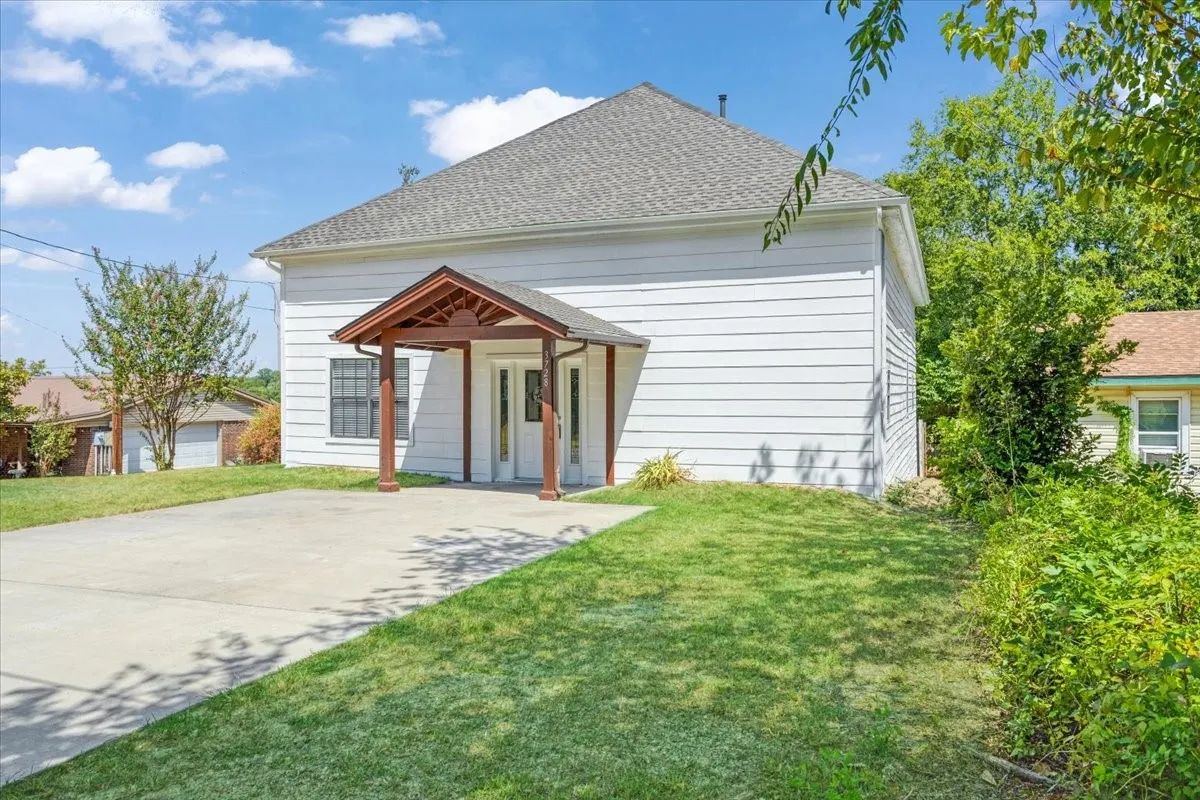 Single Family Residence For Sale in Grayson County , 3728 Luella Road, Sherman, Texas 75090, 3 Bedroom, 2 Bathroom, Garage spaces, 1,776 Sqft, built in 1910, mls#21376739, Real Estate Agent in Sherman, Homes For Sale in Grayson county, Homes For Sale in Sherman, Realtor in Sherman Texas, Real Estate Brokerage Independent Realty Texas, Luminita Cordes Realtor