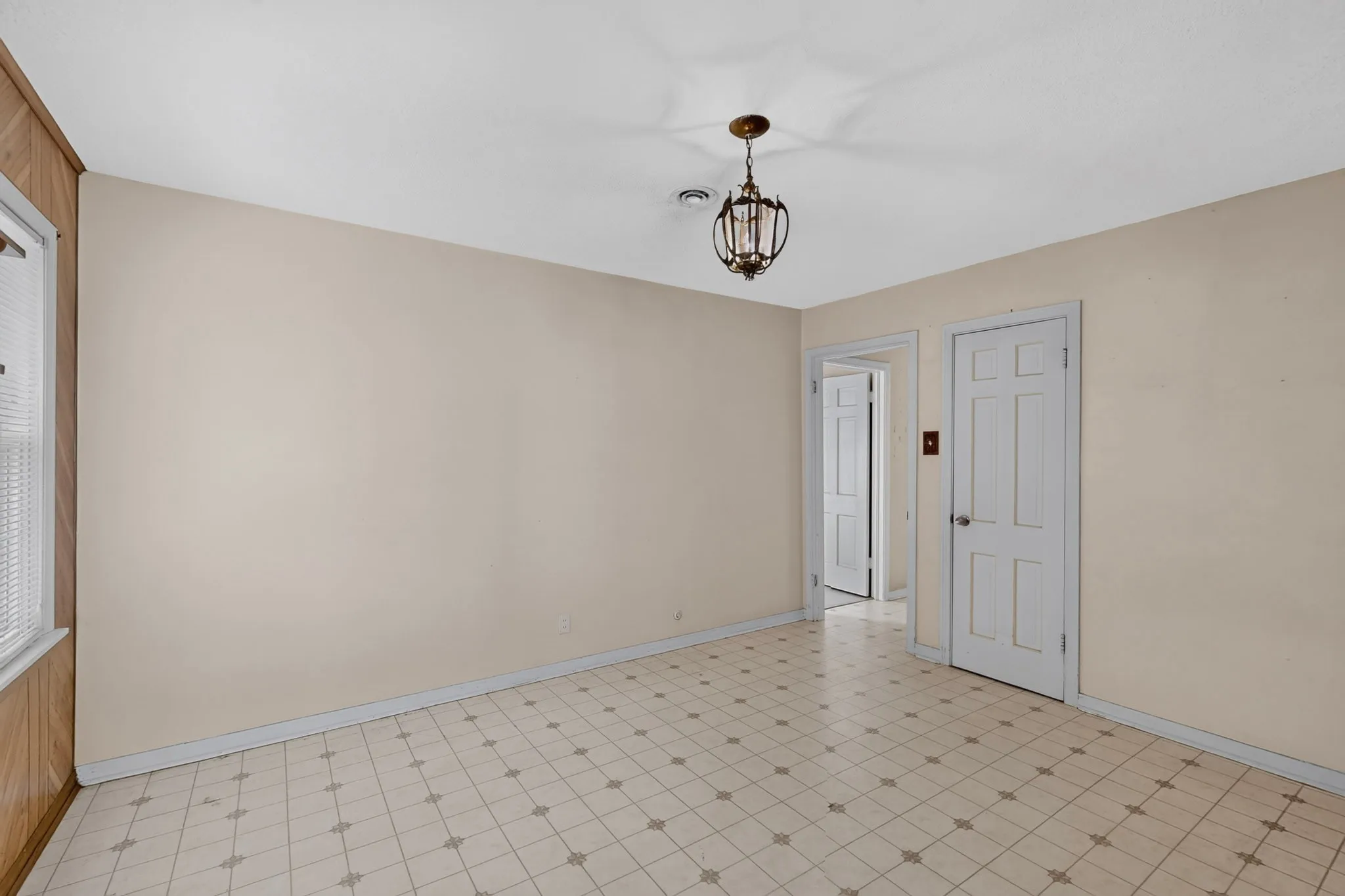 Single Family Residence For Sale in Dallas County , 2006 S Ewing Avenue, Dallas, Texas 75216, 2 Bedroom, 1 Bathroom, 1 Garage spaces, 989 Sqft, built in 1940, mls#21376294, Real Estate Agent in Dallas, Homes For Sale in Dallas county, Homes For Sale in Dallas, Realtor in Dallas Texas, Real Estate Brokerage Independent Realty Texas, Luminita Cordes Realtor