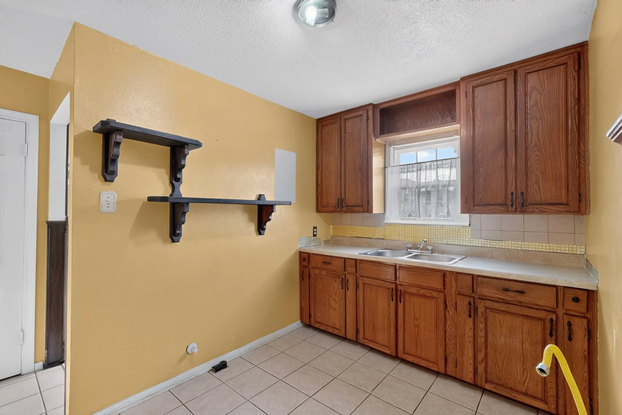 Single Family Residence For Sale in Dallas County , 2006 S Ewing Avenue, Dallas, Texas 75216, 2 Bedroom, 1 Bathroom, 1 Garage spaces, 989 Sqft, built in 1940, mls#21376294, Real Estate Agent in Dallas, Homes For Sale in Dallas county, Homes For Sale in Dallas, Realtor in Dallas Texas, Real Estate Brokerage Independent Realty Texas, Luminita Cordes Realtor